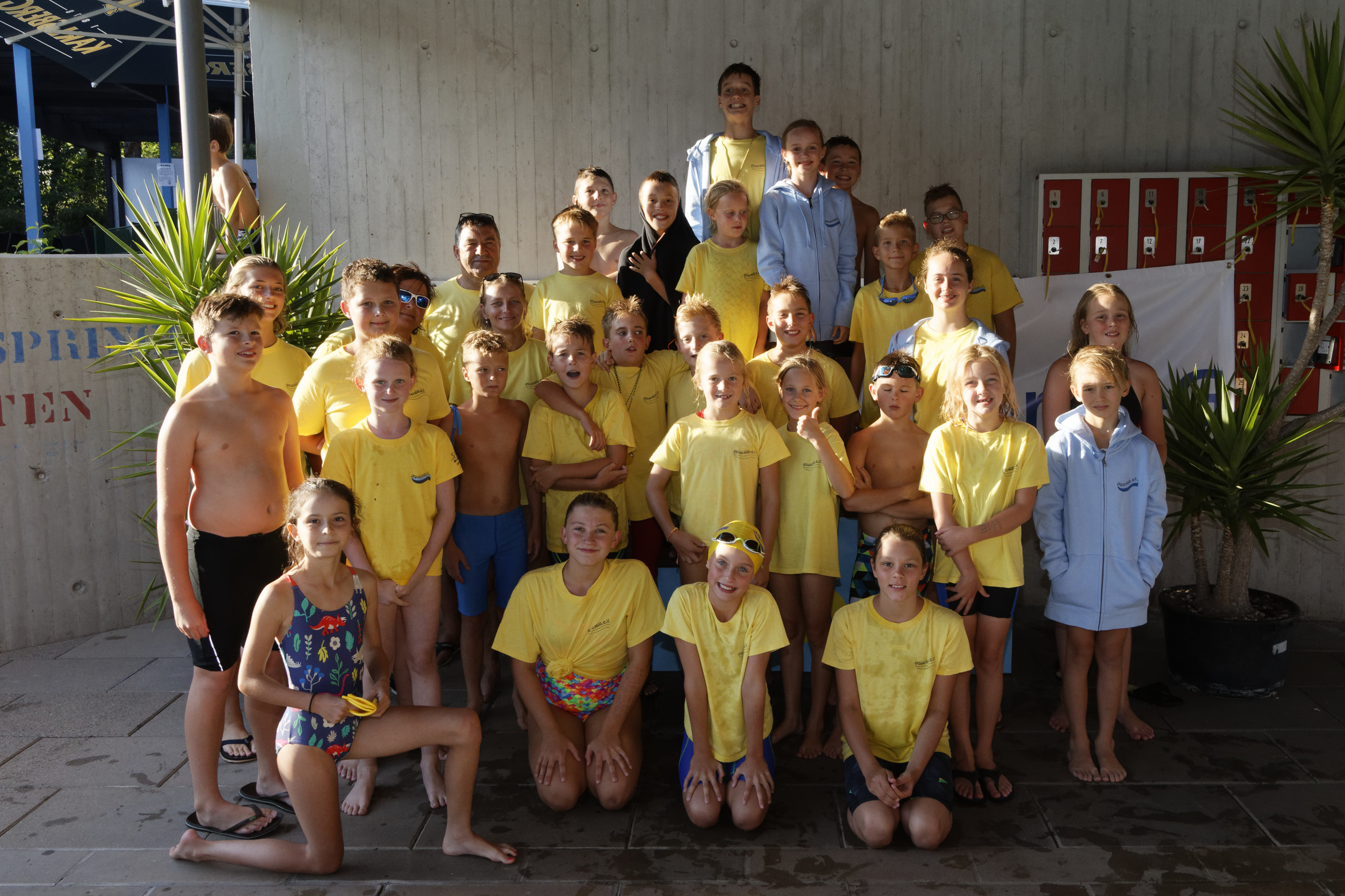 Die Aqua-Kids beim Fotoshooting mit ihrem Trainer Gerd Backhaus