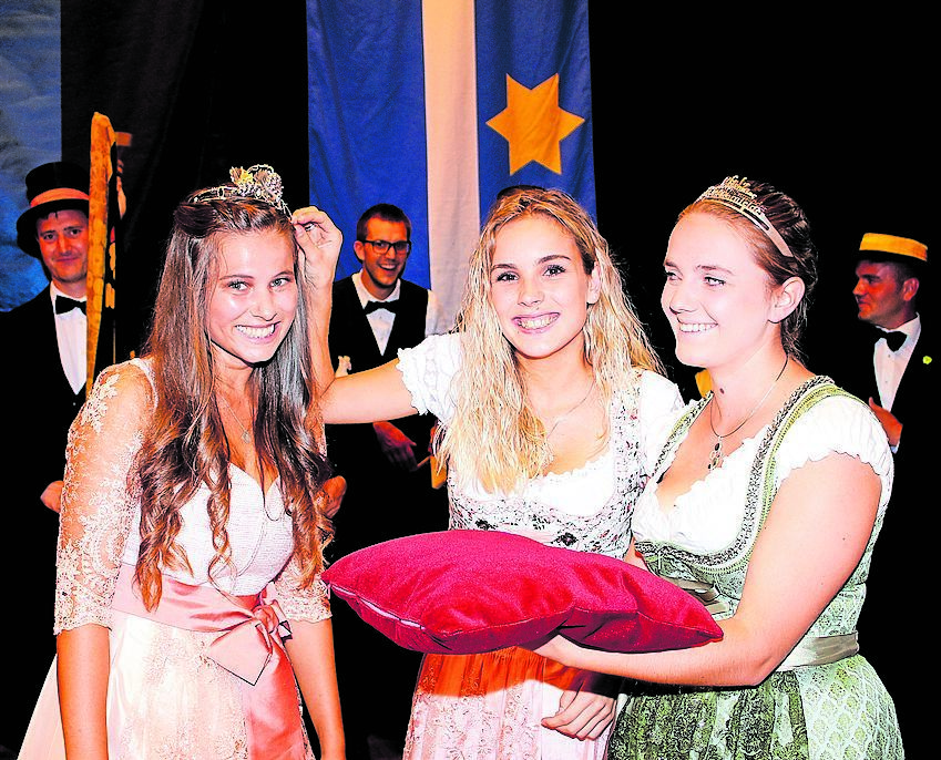 Lena Franz (Mitte) setzt im Beisein der Pfälzischen Weinprinzessin Alisa Weber der neuen Weinprinzessin der Verbandsgemeinde Deidesheim Tamara Fränzl die Krone auf's Haupt.