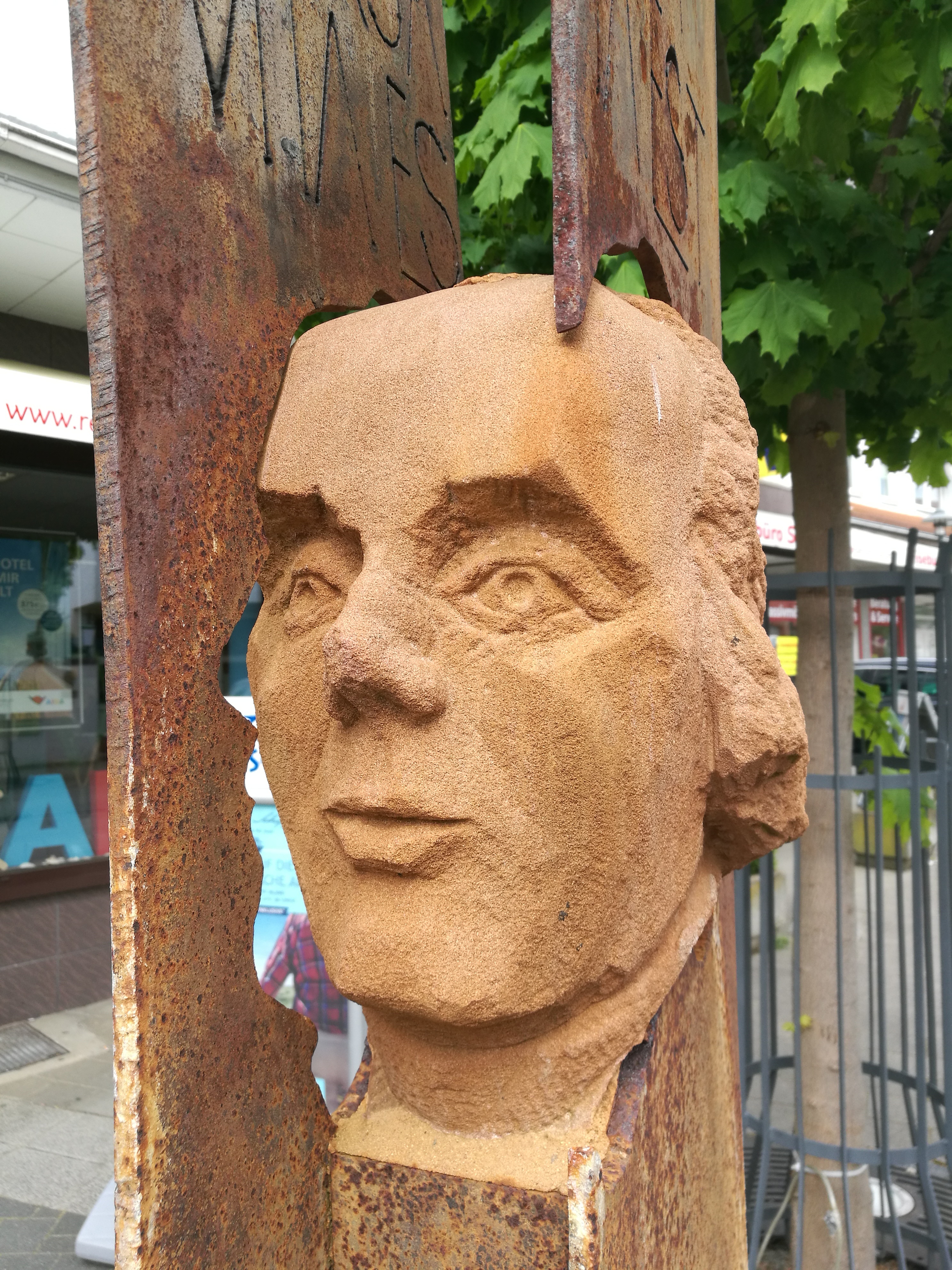Erinnerung an Johann Peter Frank: Der Rodalber Künstler Stephan Müller hat diese Skulptur geschaffen, die in der Innenstadt aufgestellt ist. Foto: Kling