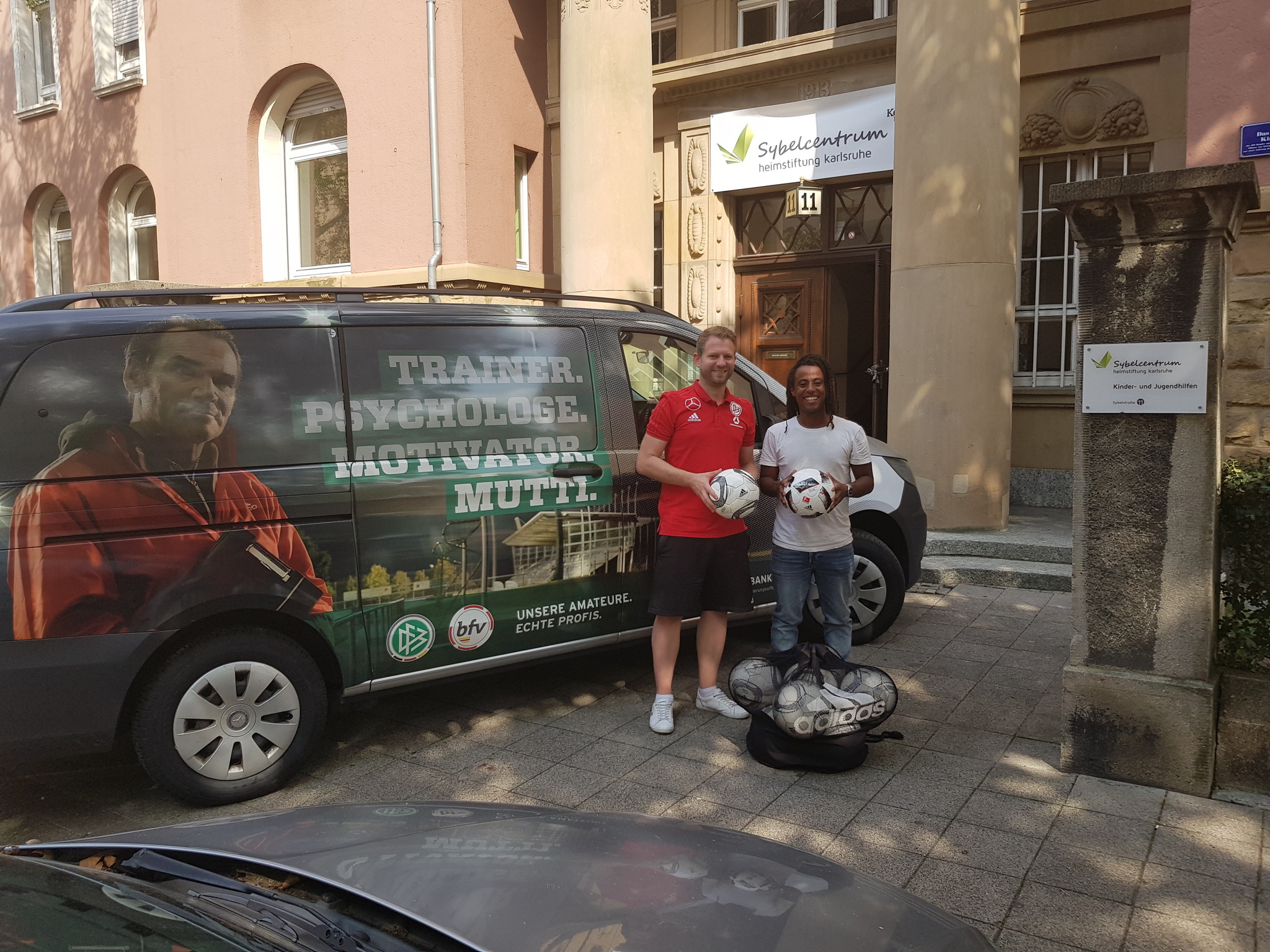 DFB-Mobil Ballspende, links Tim Schmeckenbecher, rechts Abel Gherezghiher
