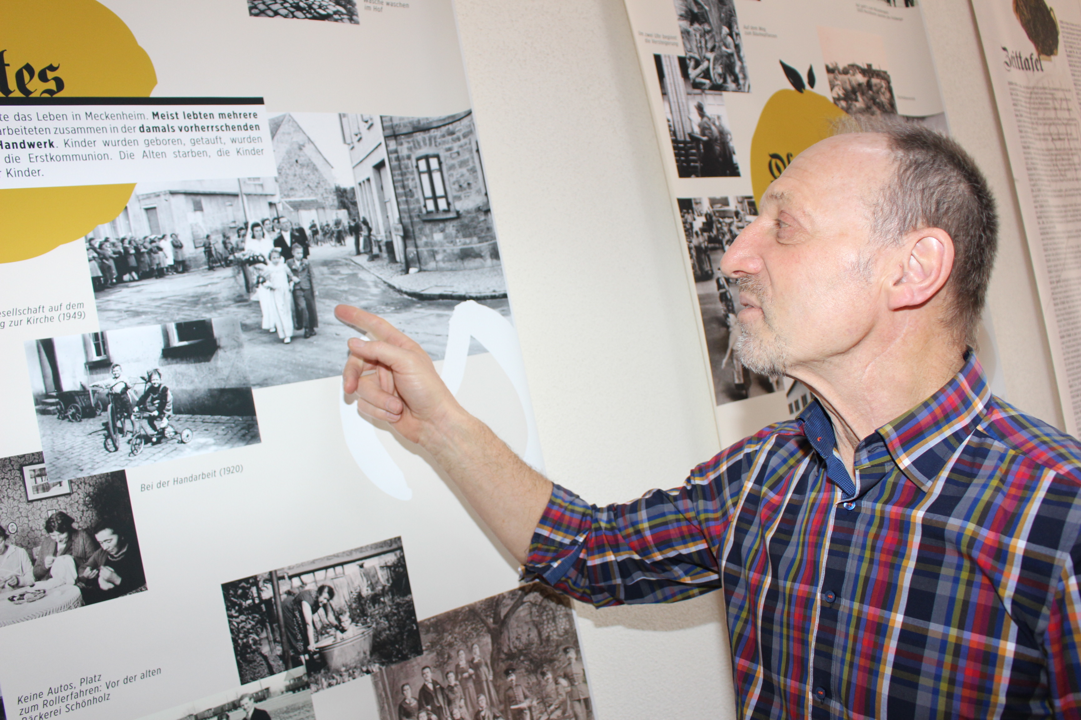 Ortsbürgermeister Heiner Dopp studiert das der neuen Ortschronik von Walter Sattel zugrundeliegende Bildmaterial.