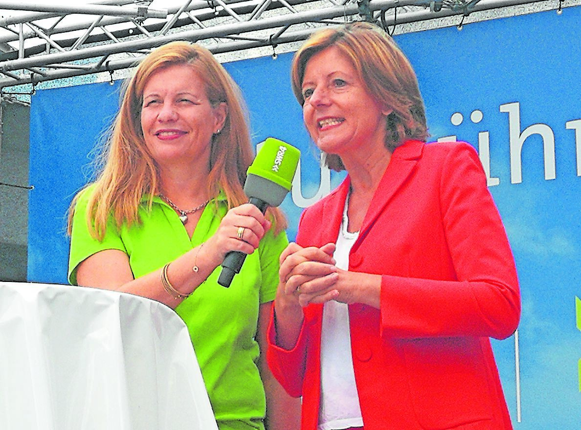 Farbenprächtig: SWR4-Moderatorin Christiane Spohn (links) und Ministerpräsidentin Malu Dreyer. Foto: Kling
