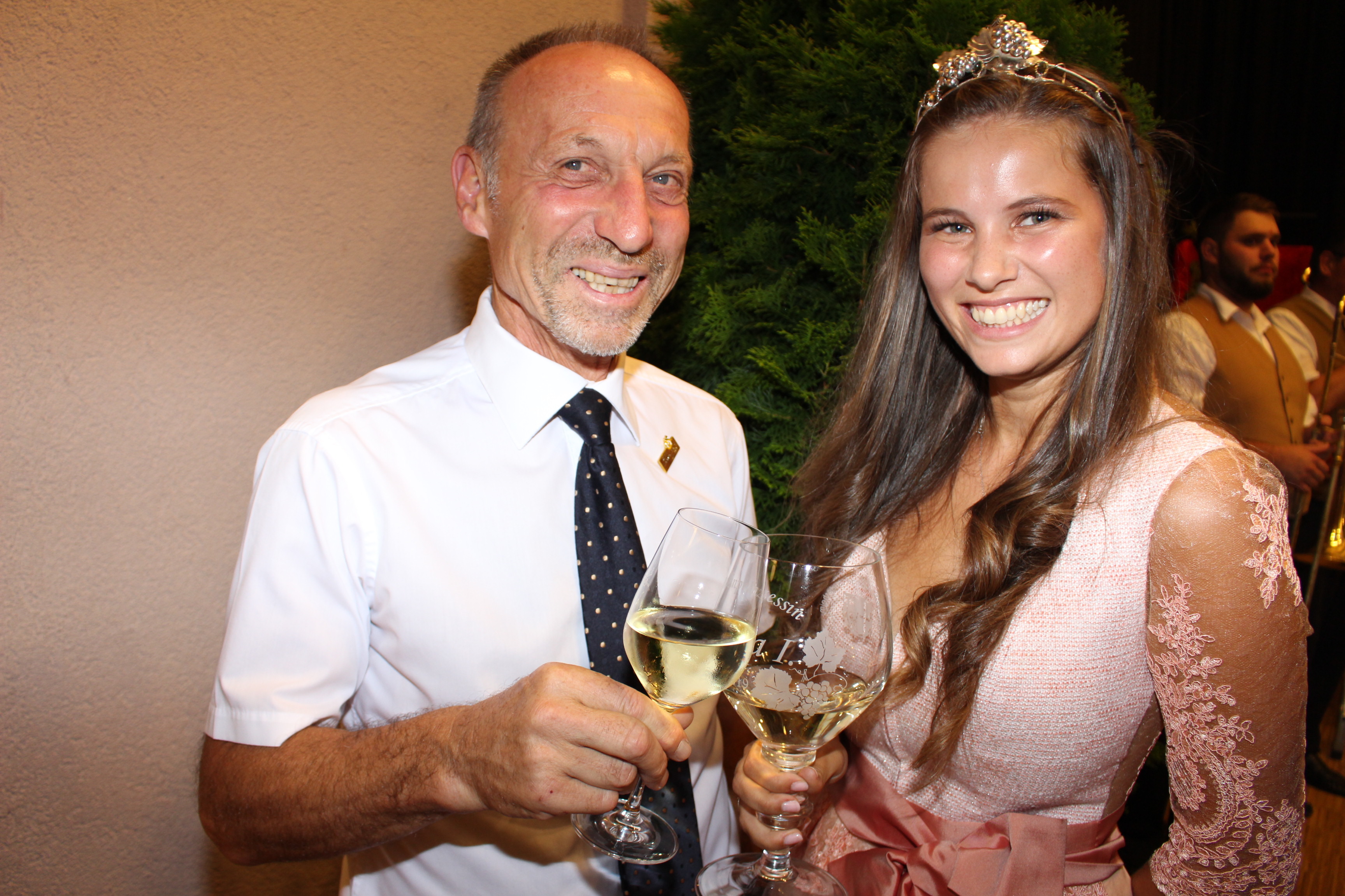 Der Meckenheimer Bürgermeister Heiner Dopp ist stolz auf die aus Meckenheim stammende neue Weinprinzessin, die gerade zur rechten Stunde gekommen ist, denn Meckenheim begeht in diesem Jahr seine 1250-Jahrfeier.