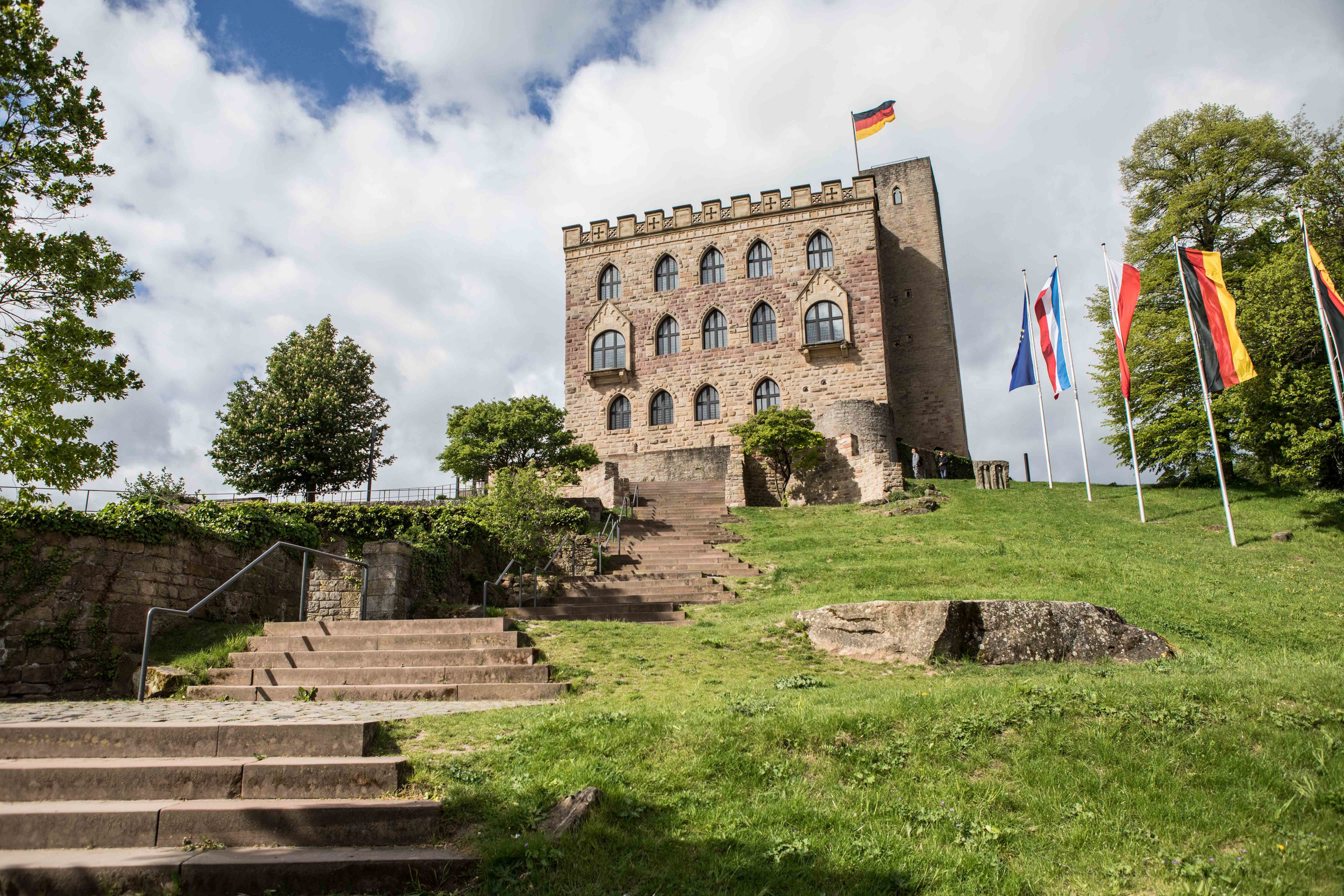 Hambacher Schloss bei Neustadt: „Wiege“ der deutschen Demokratie und vom 14. bis 16. Begegnungsstätte des Demokratiefestivals der Metropolregion Rhein-Neckar.