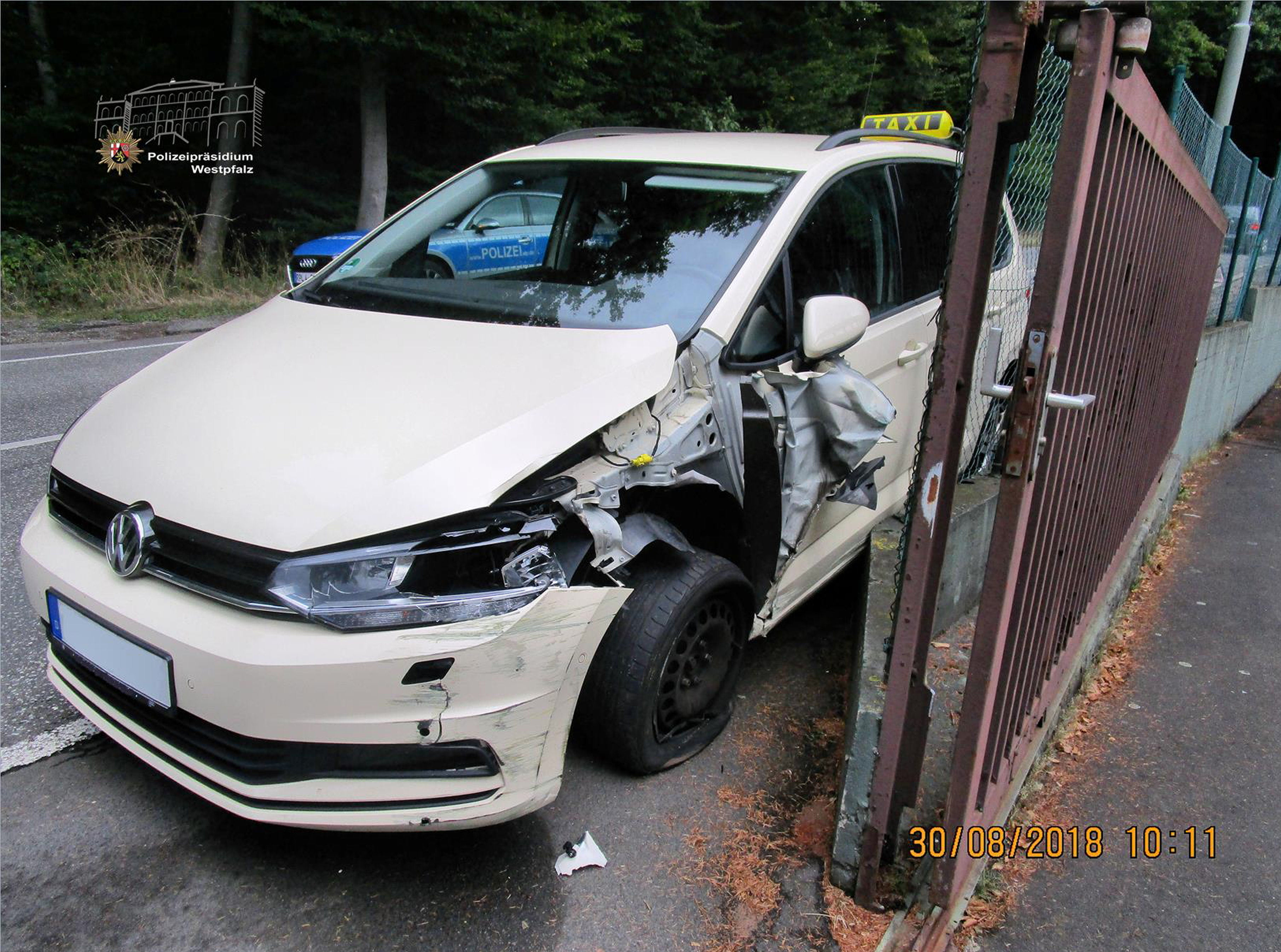 Das Taxi wurde bei der Kollision mit Mauer und Laterne erheblich beschädigt.