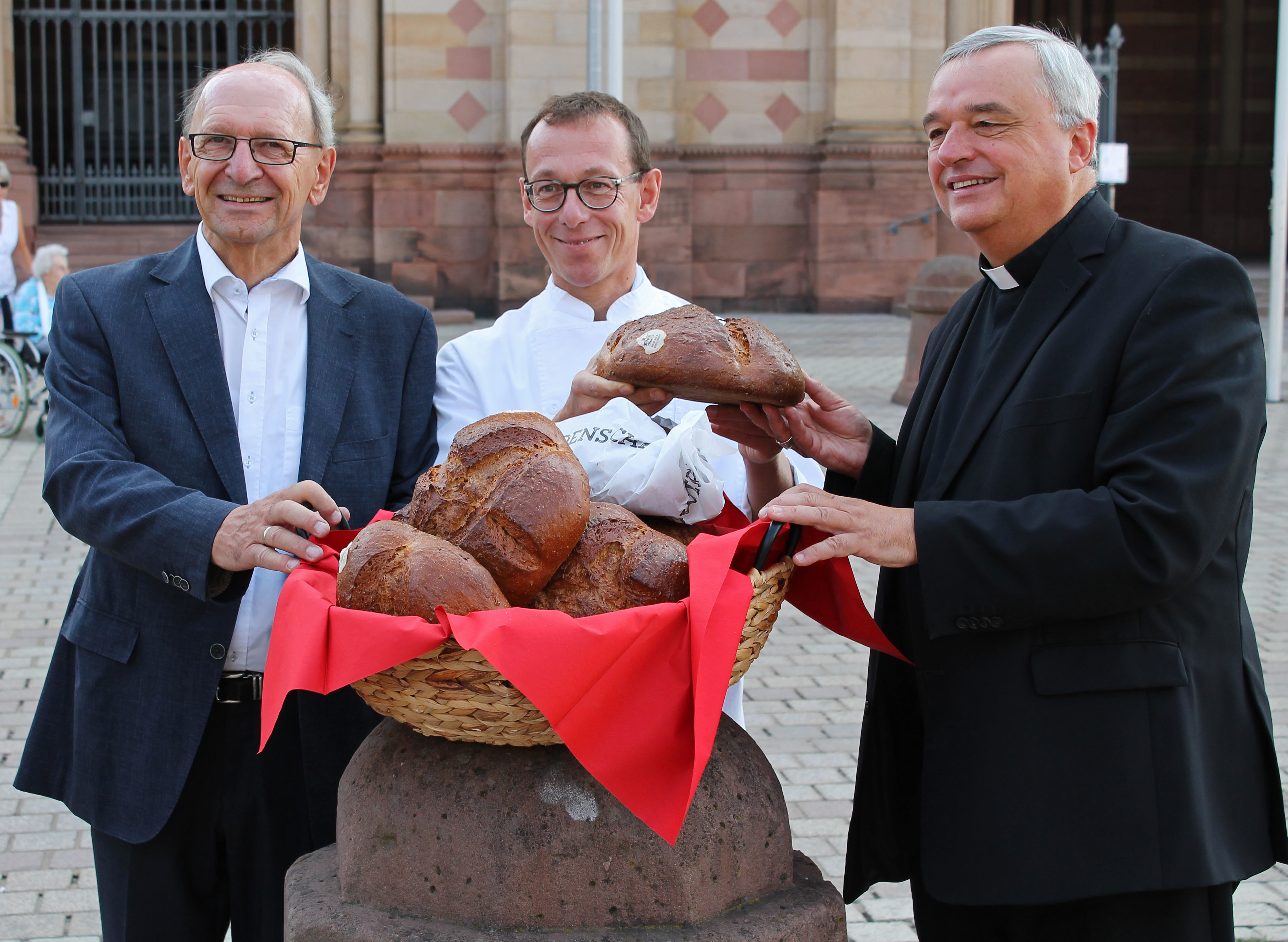 Prof. Dr. Gottfried Jung, Vorsitzender des Dombauvereins, Peter Götz und Bischof Dr. Karl-Heinz Wiesemann bei der Vorstellung des neuen Dombrotes.