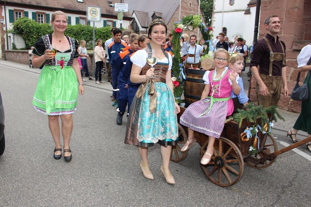 Weinprinzessin Lena I. mit Gefolge auf dem Weg zum Festzelt. | Foto: Pacher