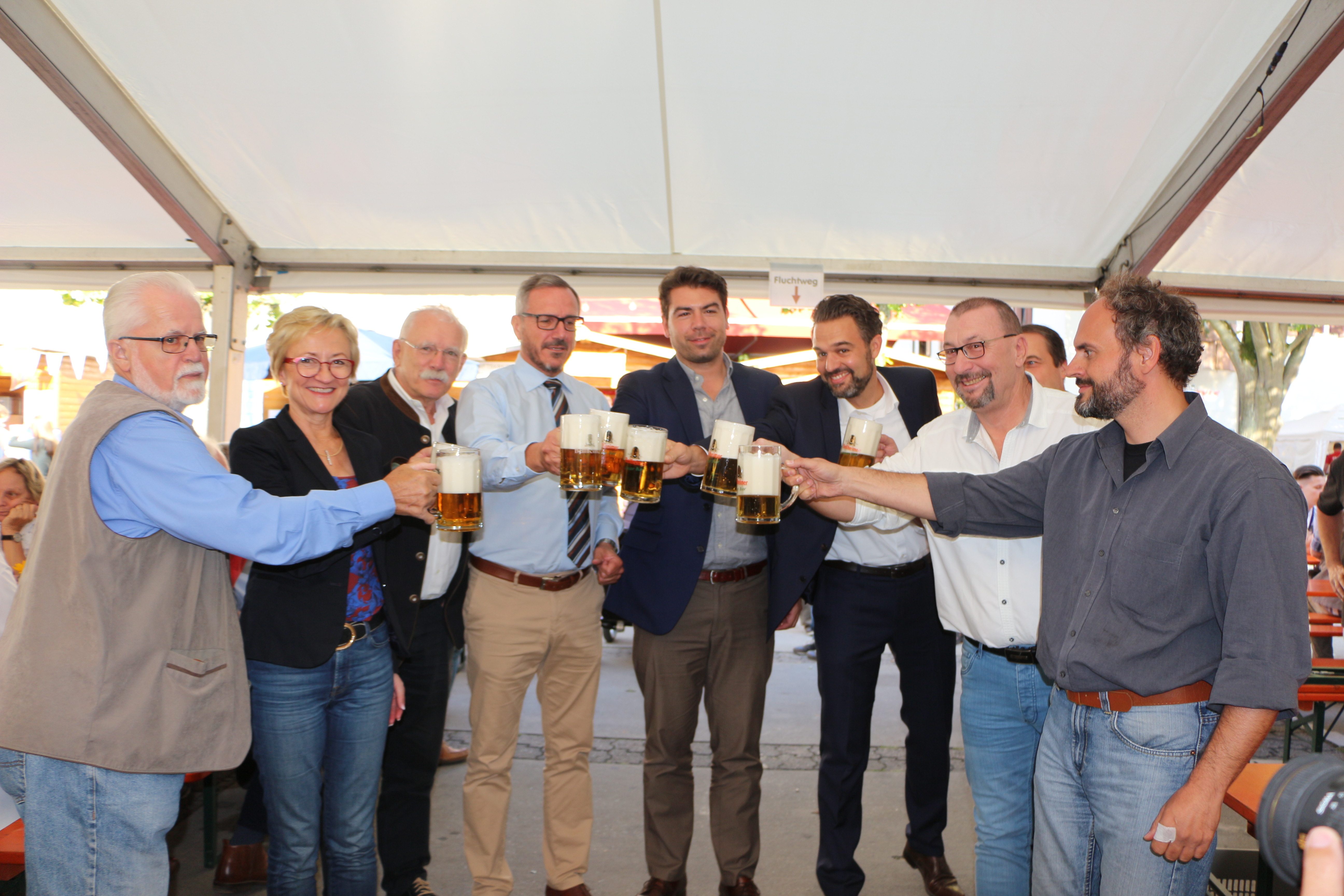 Zum Wohl! Gemeinsam schmeckt das Freibier (von links): Friedrich Rentschler (Ortsvorsteher von Sondernheim), Barbara Rothmund-Schleicher (Bürgerbeauftragte des Landes), Gert Müller (Beigeordneter), Bürgermeister Marcus Schaile, Bundestagsabgeordneter Thomas Hitschler (SPD), Beigeordneter Dr. Sascha Hofmann, Festausschussvorsitzender Ingo Schneider und Marktmeister Christian Willy.