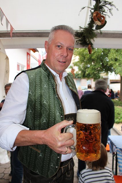 Ein Mann, ein Bier: Lothar Anton genießt ein echtes bayrisches Maß. | Foto: Pacher
