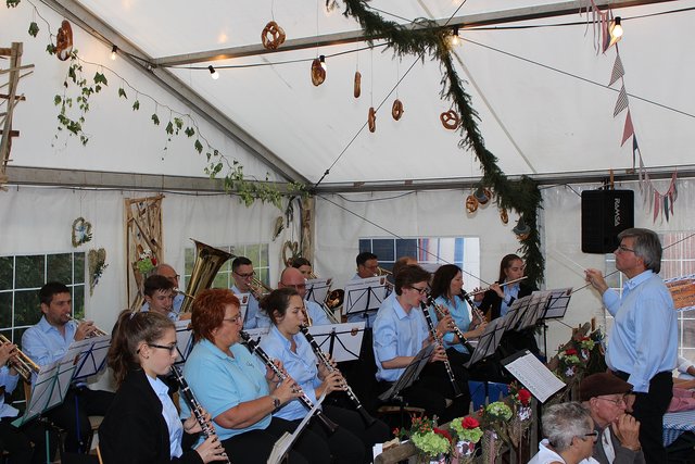 Zünftige Klänge von den Gommersheimer Dorfmusikanten im Festzelt der Feuerwehr. | Foto: Pacher