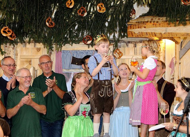 Wohl bekomms: Die Traubensafthoheiten Paula Pieszkalla und Liam Kopp  verzichteten auf Gerstensaft und gaben dem Rebensaft den Vorzug. | Foto: Pacher
