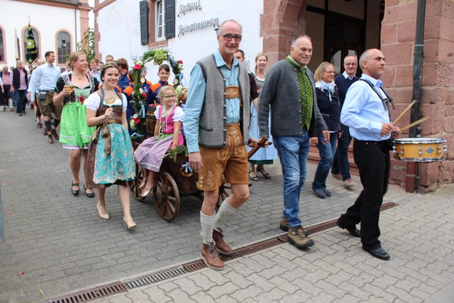 Mit einem kleinen Festzug wurde die Kerwe eingeläutet. | Foto: Pacher