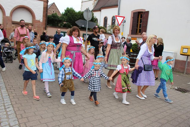 Zünftige Jugend: Die Kindergartenkinder hatten sichtlich Spaß an der bayrischen "Verkleidung". | Foto: Pacher