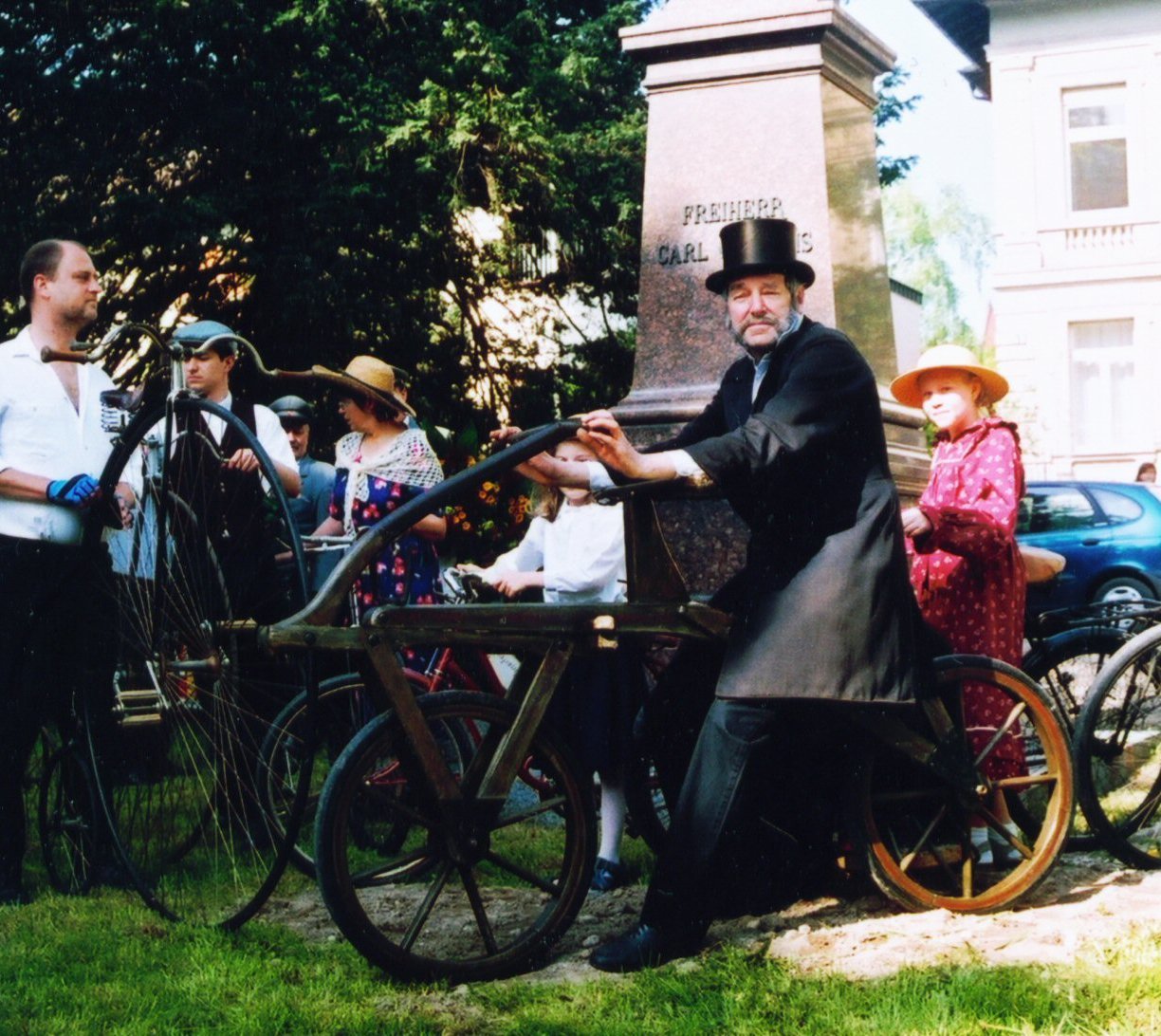 Jeweils Ende April zum Geburtstag des genialen Erfinders trifft sich die Historische Radgruppe am Drais-Denkmal in der Südweststadt.