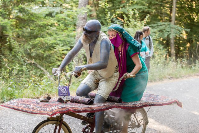 Und noch ein Teppich - der qualmt schon... | Foto: Roland Kohls