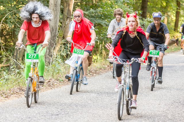 Rotkäppchen und der Wolf. | Foto: Roland Kohls