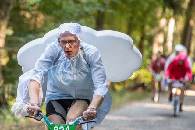 Alte Frau ist schneller als der D-Zug. | Foto: Roland Kohls