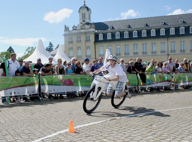 Mit etlichen Events gedachte Karlsruhe dem Pionier der Mobilität. Auch ein modernes Draisinen-Rennen zählte zum historischen Event „Ganz schön Drais“.                           | Foto: Archiv Knopf