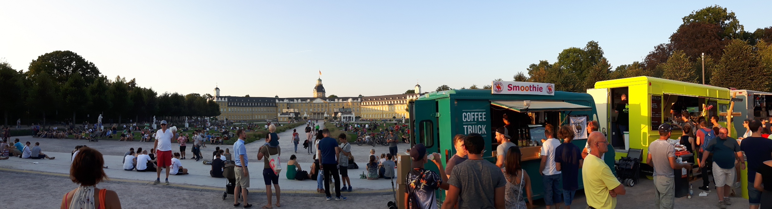 Foodtruck-Angebote vor dem Karlsruher Schloss