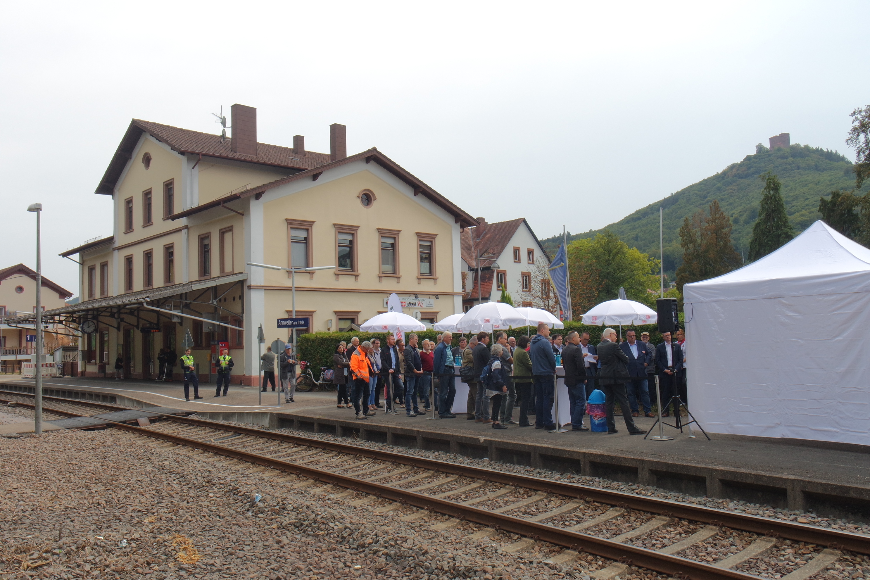 Großer Bahnhof in Annweiler am Trifels: die Arbeiten für die Modernisierung des Bahnhaltepunktes sollen beginnen.