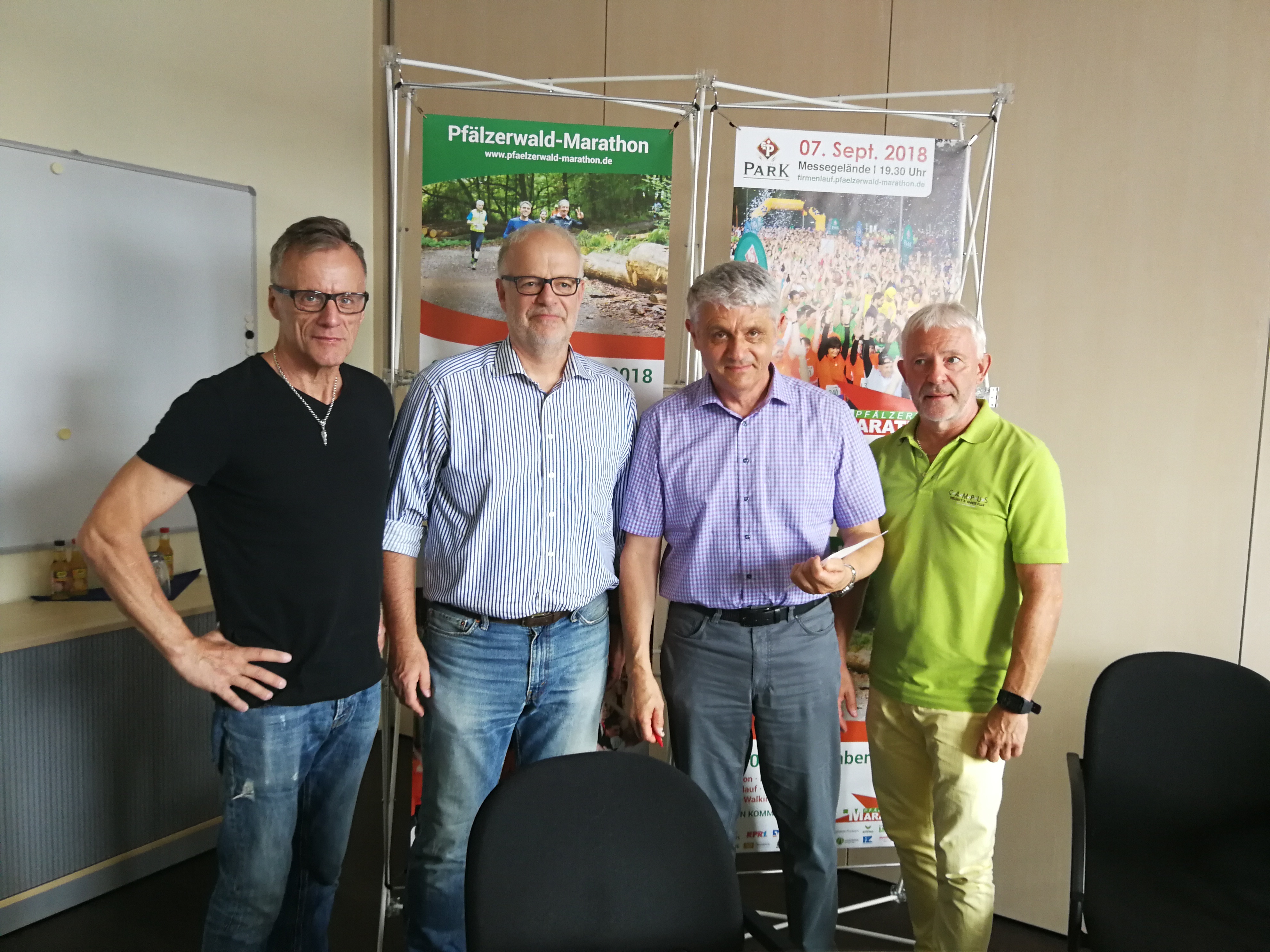„Alles klar für den 13. Pfälzerwald-Marathon in Pirmasens“ sagen (von links) Uwe Hauser, Hartmut Kling, OB Dr. Bernhard Matheis und Thomas Kelbling. Foto: Kling