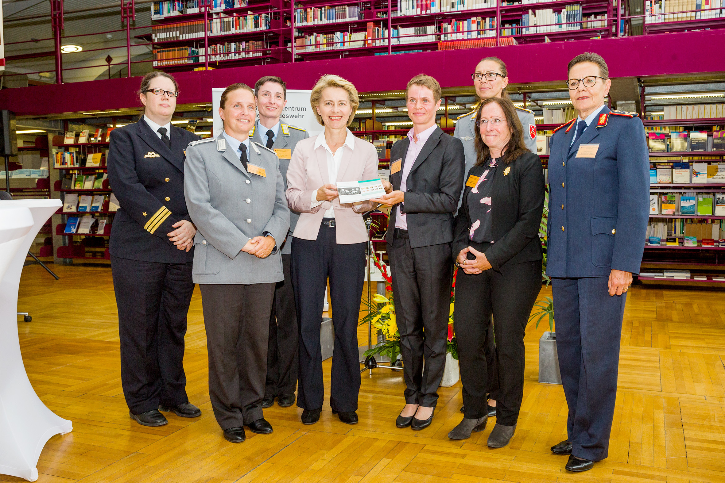 (v.l.) Kovettenkapitän Judith Zeug, Oberstleutnant Alexandra Schütz-Knospe, Oberstleutnant Simone Grün, Bundesministerin Ursula von der Leyen, Regierungsrätin Martina Schucht, Major Diana Herbstreuth, Präsidentin Ulrike Hauröder-Strüning und Generalsstabsarzt Dr. Gesine Krüger