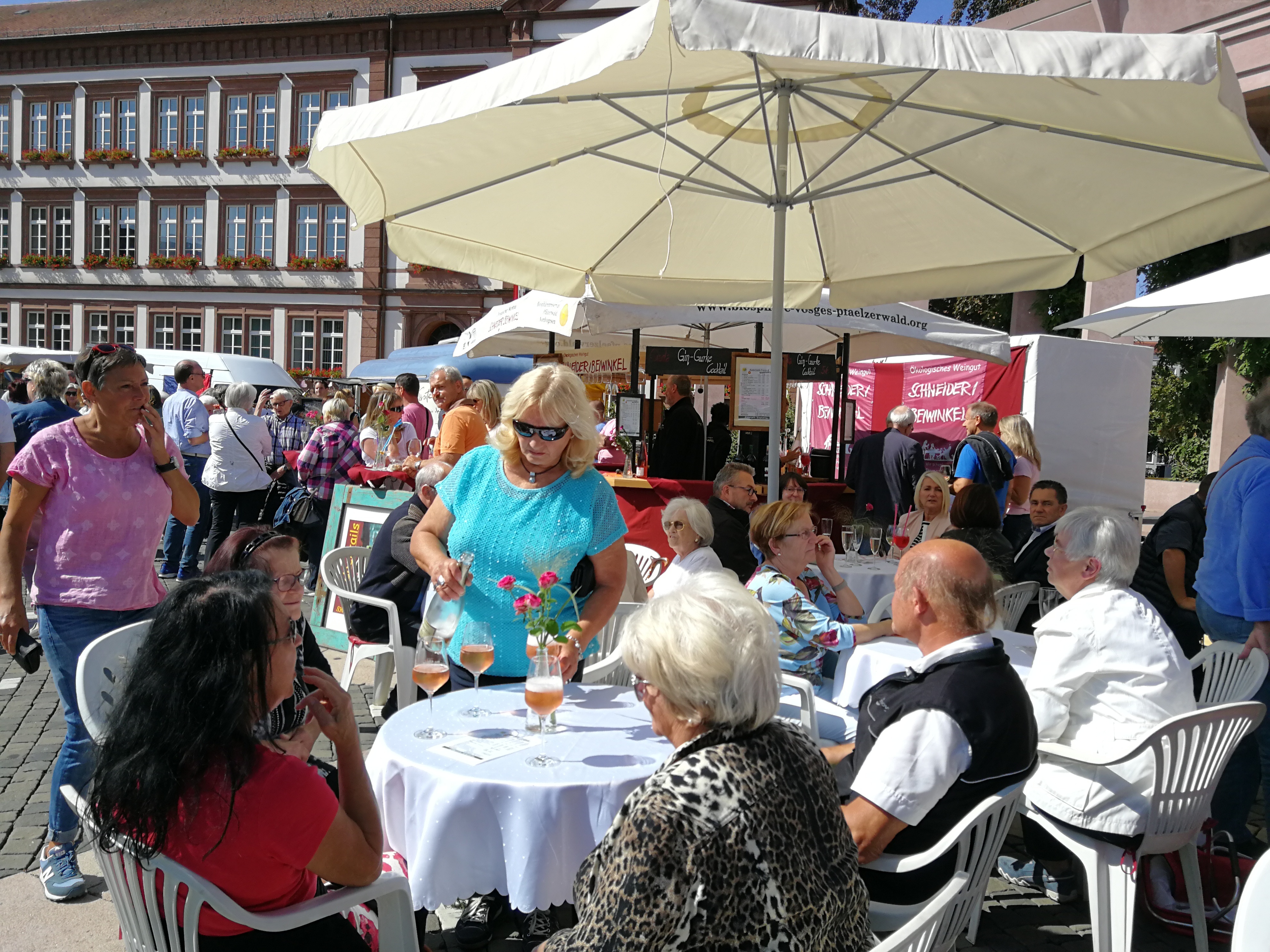 An hübsch gedeckten Tischen konnten die Besucher des deutsch-französischen Wochenmarktes edle Weine aus Pfalz und Elsass verkosten. Foto: Kling