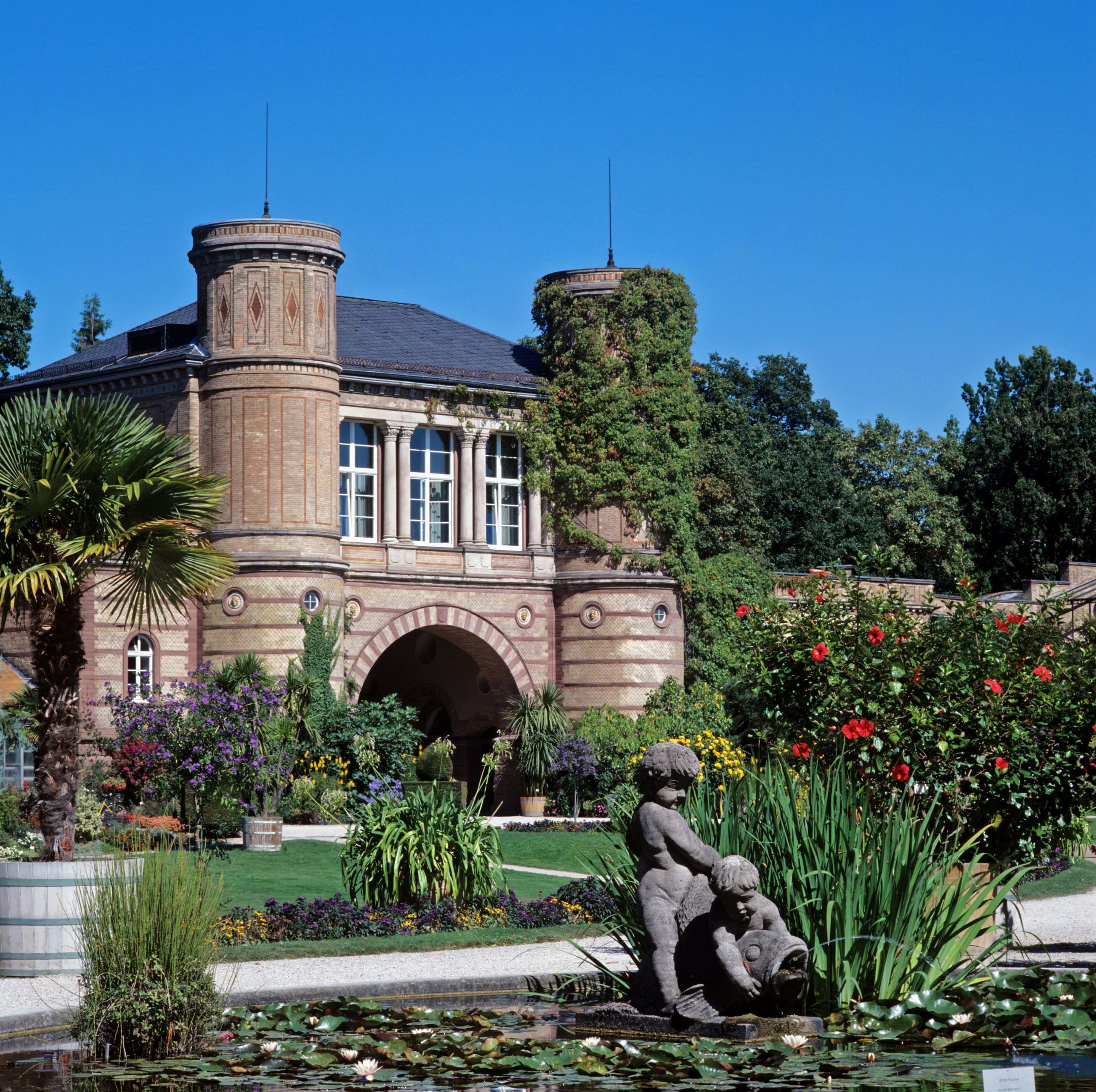 Palmenhäuser, Torbogengebäude