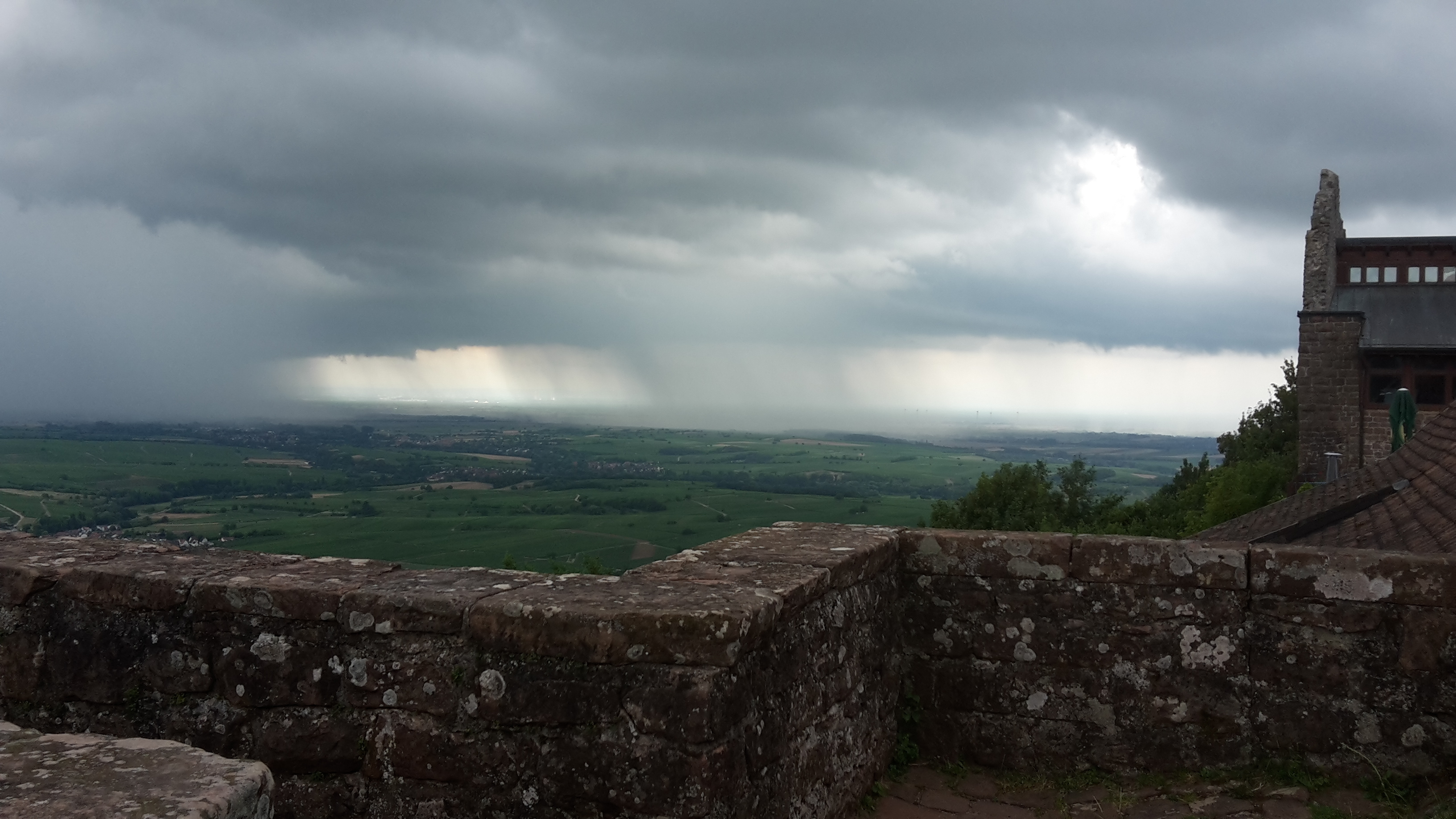 Nach heißen Tagen brachten in diesem Sommer immer wieder schwere Unwetter kurze heftige Regenfälle. Hier ein Blick von der Madenburg in Richtung Karlsruhe.