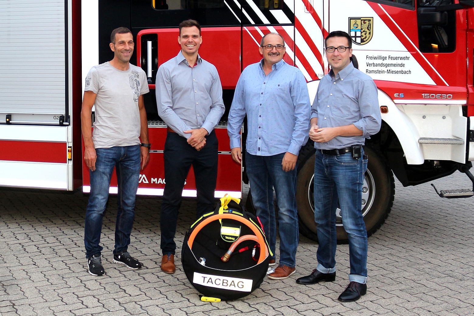 Wehrführer M.Hecktor, Aron Geisel Fa. TACBAG, Wehrleiter F-J.Preis, Feuerwehrdezernent M.Klein