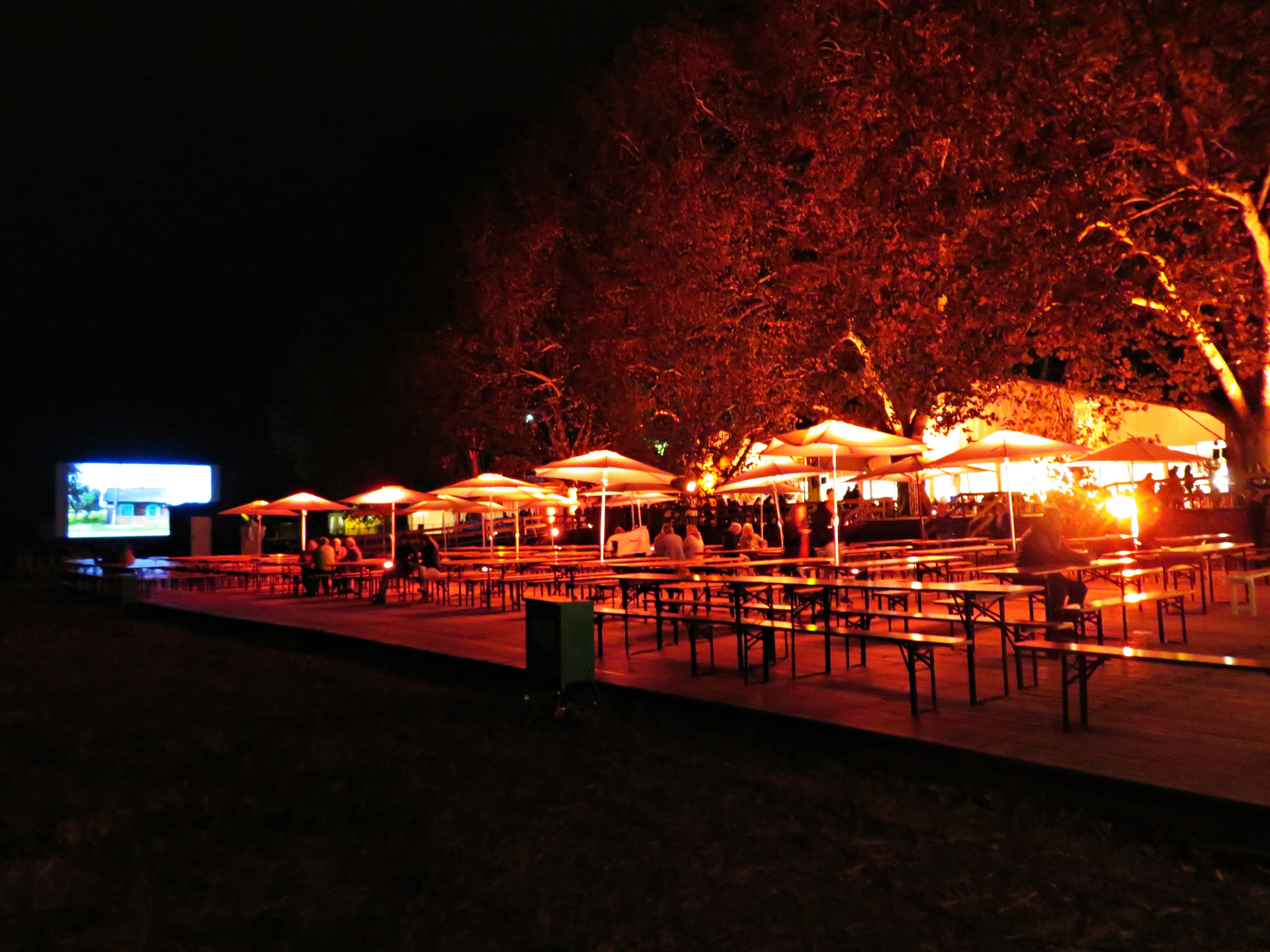 Nachts auf dem Filmfestivalgelände mit Openair-Kino