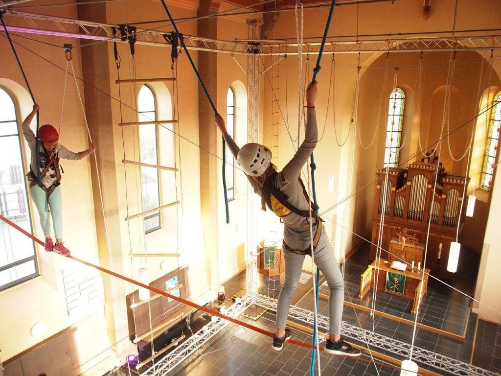 Im Rahmen des Unionsjubiläums haben Jugendliche die Möglichkeit, im Kirchenraum wie in einem Hochseilgarten zu klettern