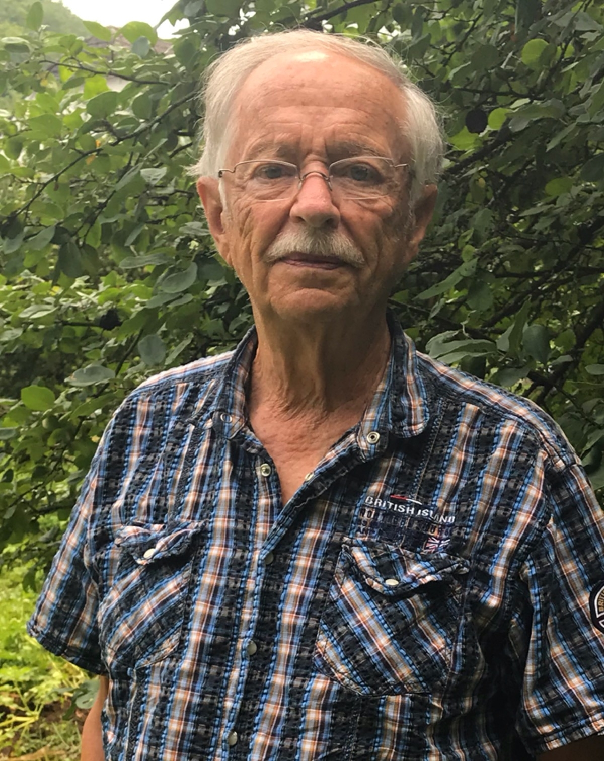 Liest und spielt E-Piano: der bekannte Autor Gerd Forster