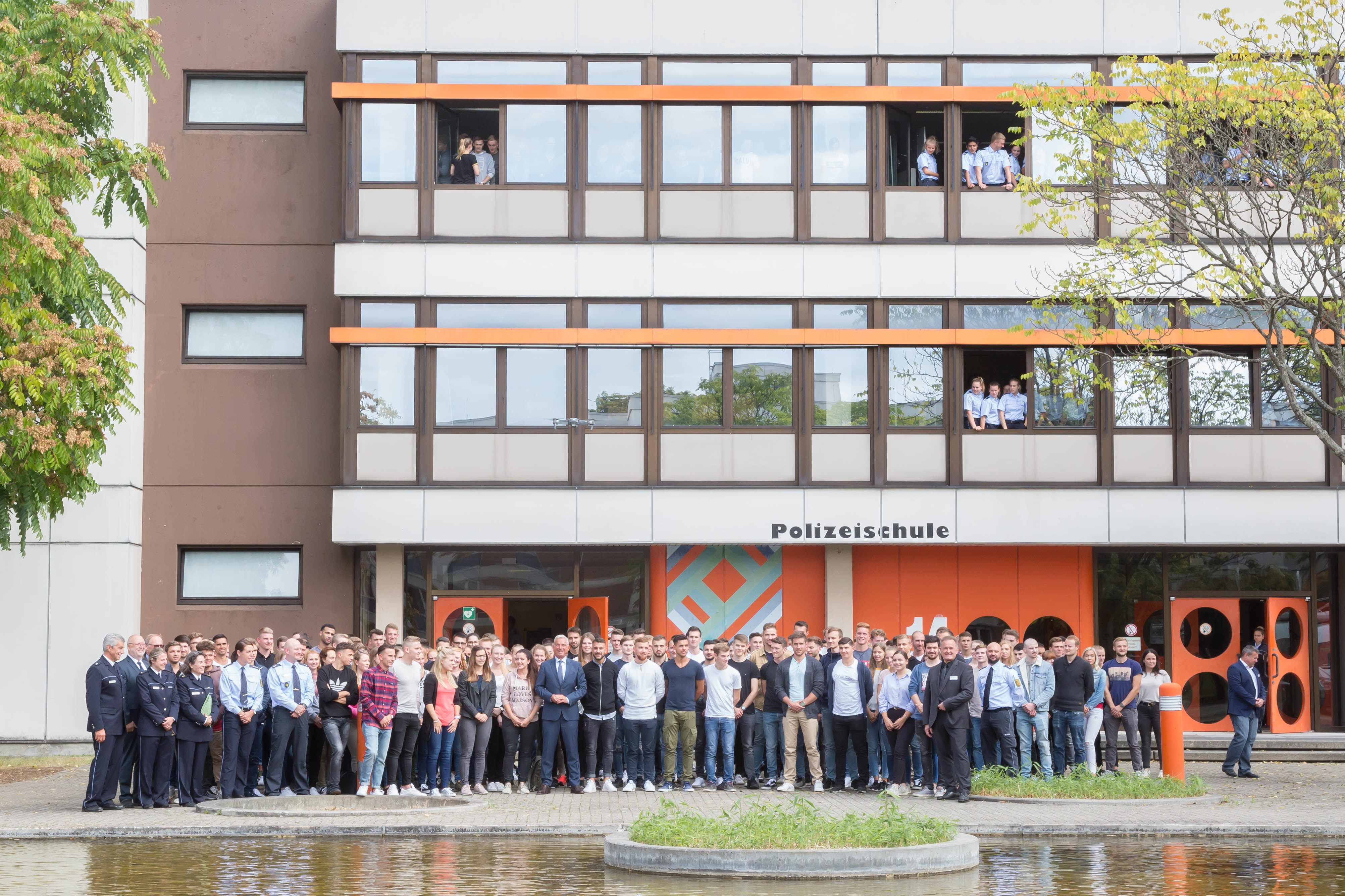 Gruppenbild beim Besuch von Innenminister Thomas Strobl beim Institut für Ausbildung in Lahr.