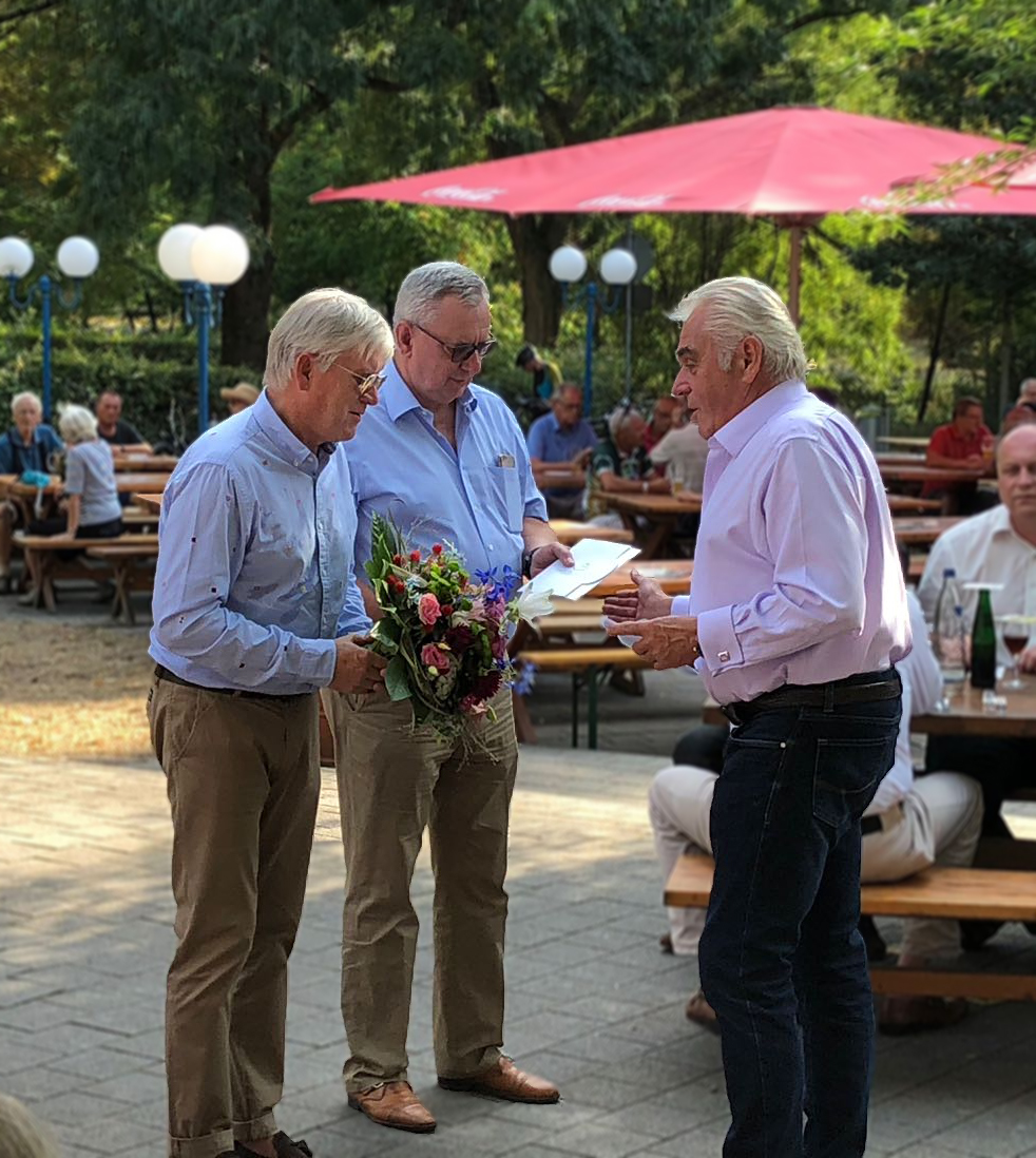 DRK-Kreisgeschäftsführer, Jörg Biermann, (links) und DRK-Kreisverbandsvorsitzender Heribert Rech, Innenminister a.D., (rechts) verabschieden den Rettungsdienstleiter und stellvertretenden Geschäftsführer, Jo Wirth- Schäfer, in den wohlverdienten Ruhestand.