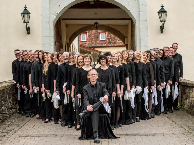 Der Jazzchor Ettlingen serviert eine vielfältige Auswahl an bekannten Jazz-Balladen, Swing-Klassikern, Latin-Stücken und verjazzten Pop-Melodien aus seinem Repertoire. Foto: ps