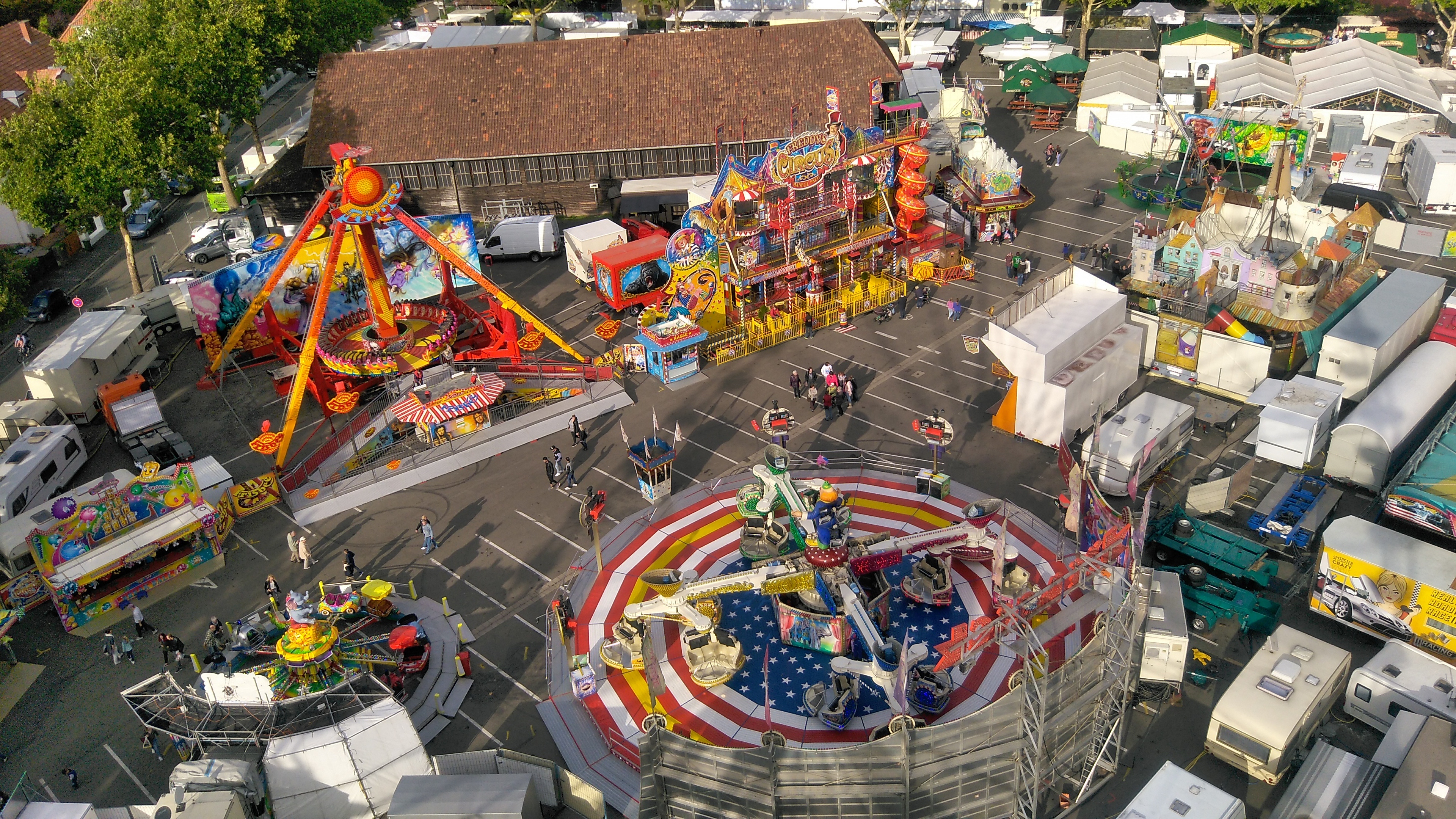 Toller Ausblick auf den Herbstmarkt vom Riesenrad. Foto: Bender