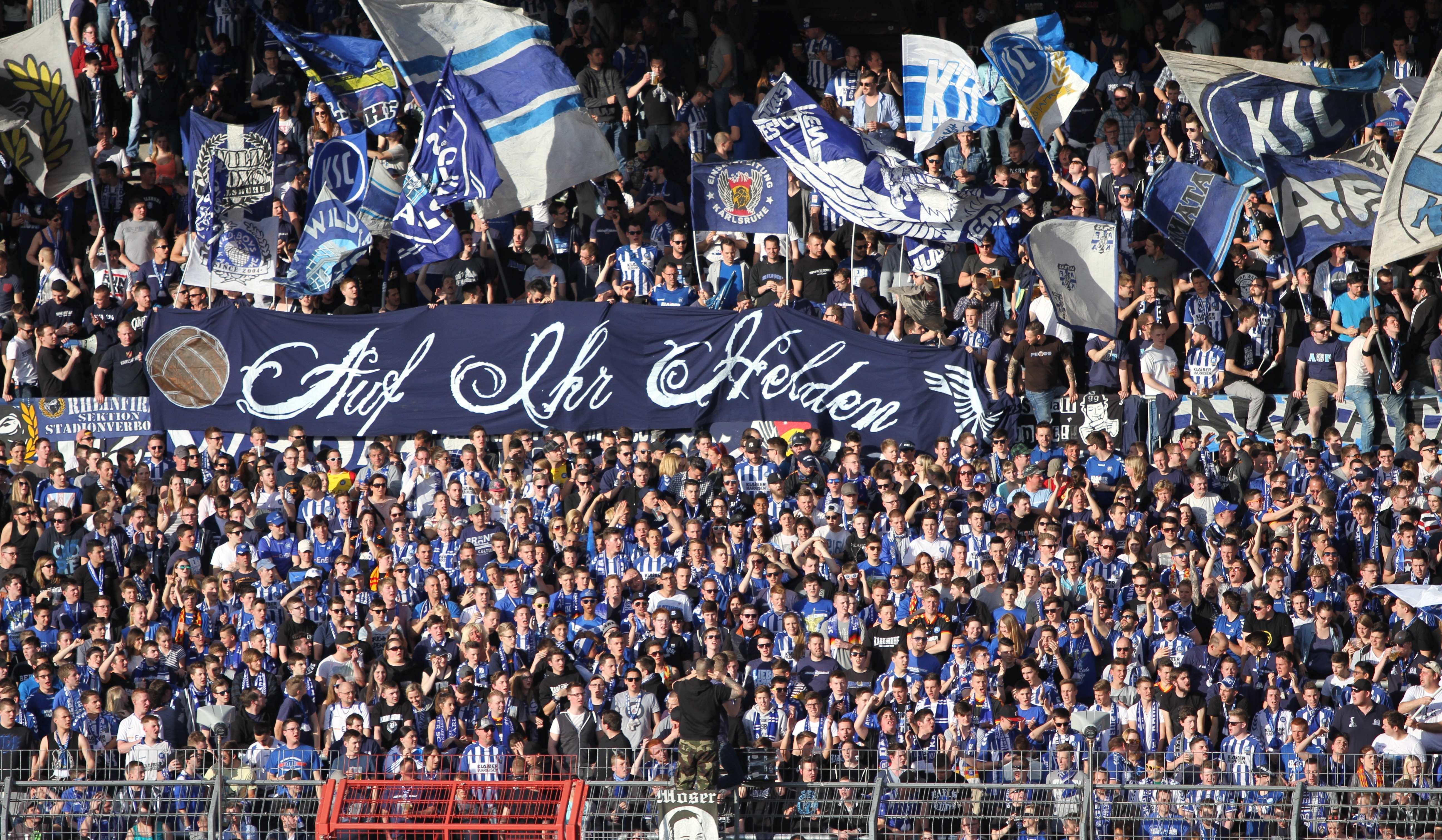 Fans im Wildparkstadion