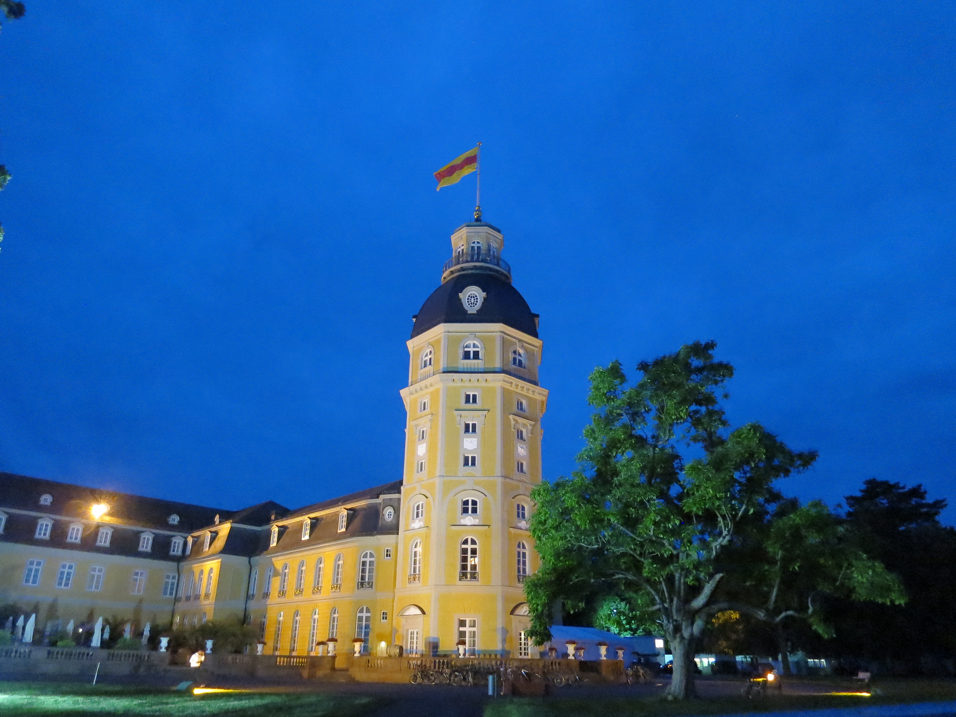 Das Karlsruher Schloss - natürlich mit der Badischen Fahne
