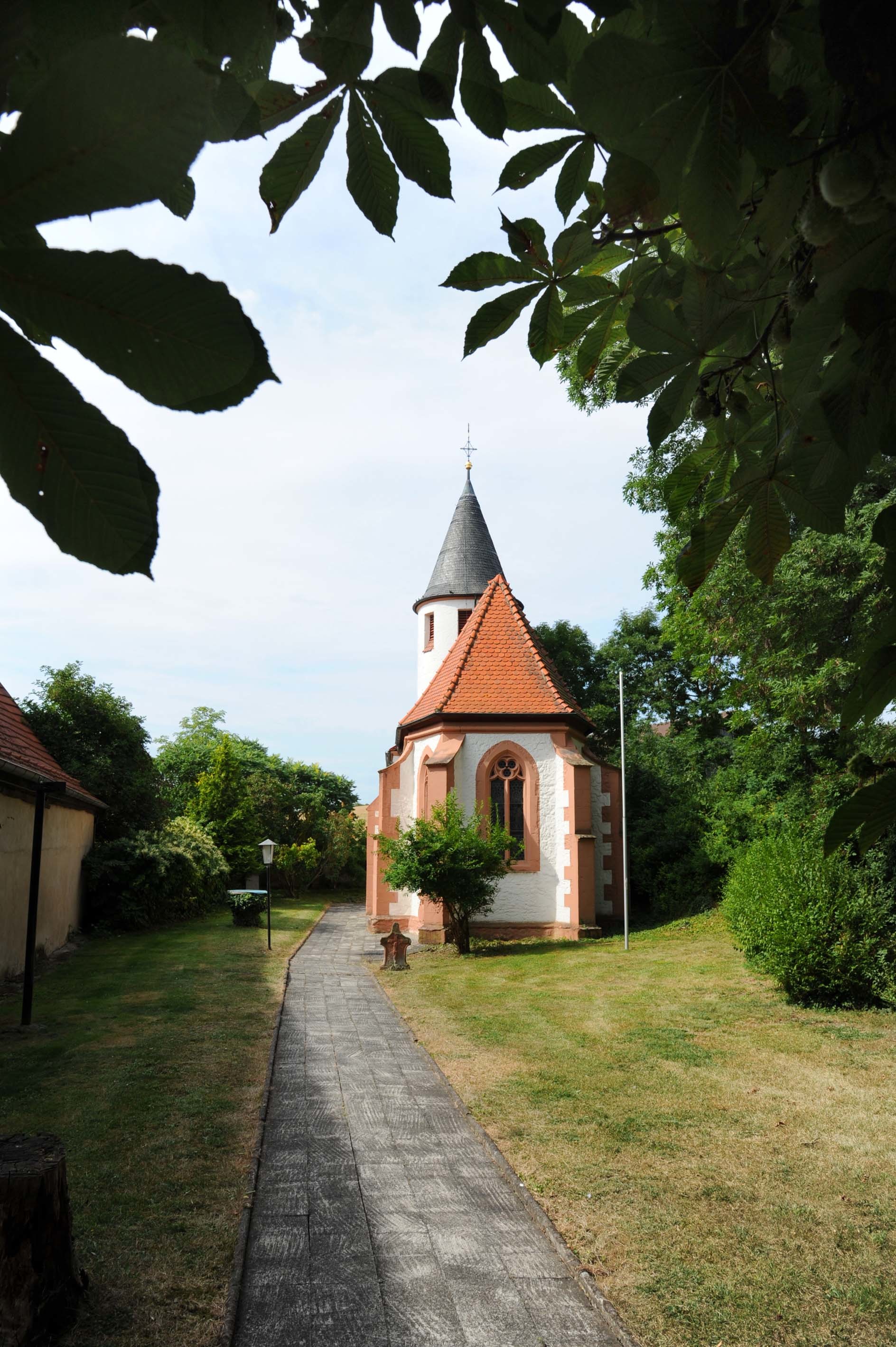 Im Verborgenen: Die protestantische Martinskirche in Quirnheim. Foto: Archiv Link