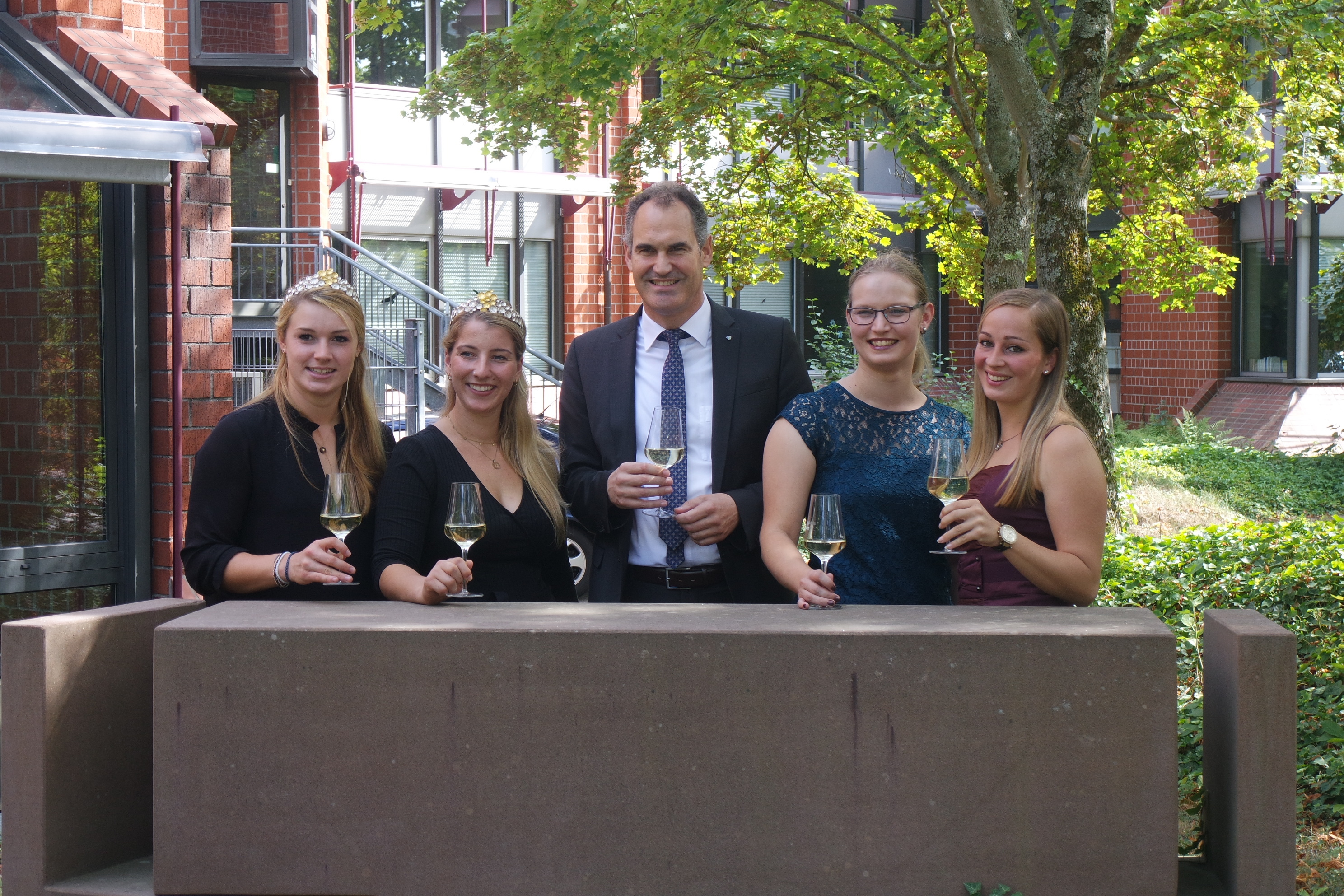 Ein Prosit auf eine tolle Amtszeit: Landrat Dietmar Seefeldt mit den neuen Weinprinzessinnen der Südlichen Weinstraße, Anna Fath und Ines Rehm (rechts), und deren Vorgängerinnen Gianna Gatto und Sabeth Sedaltschek (links).