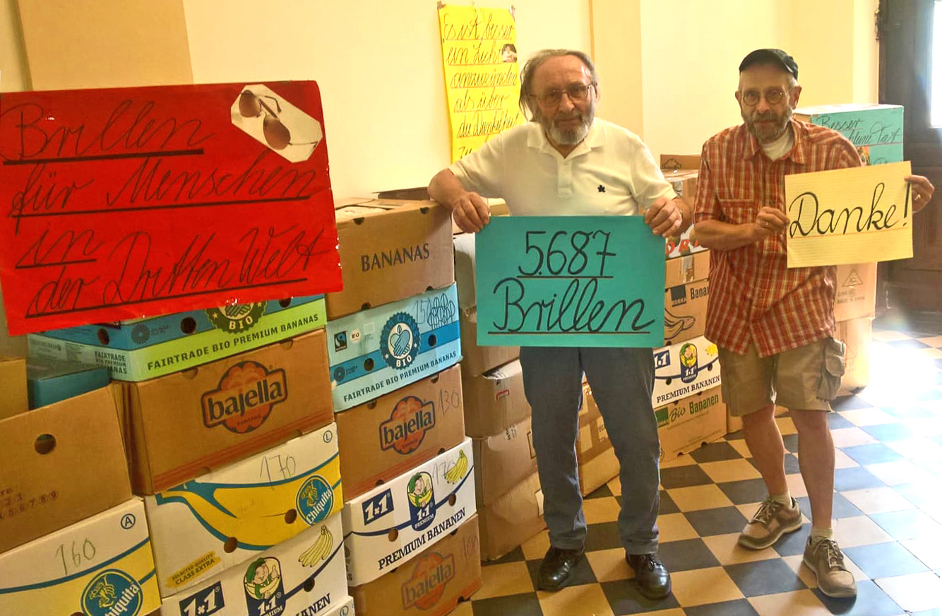 Brillen-Übergabe von Heinrich Zibuschka (l.) an Johannes Klein von der Aktion „Brillen weltweit“
