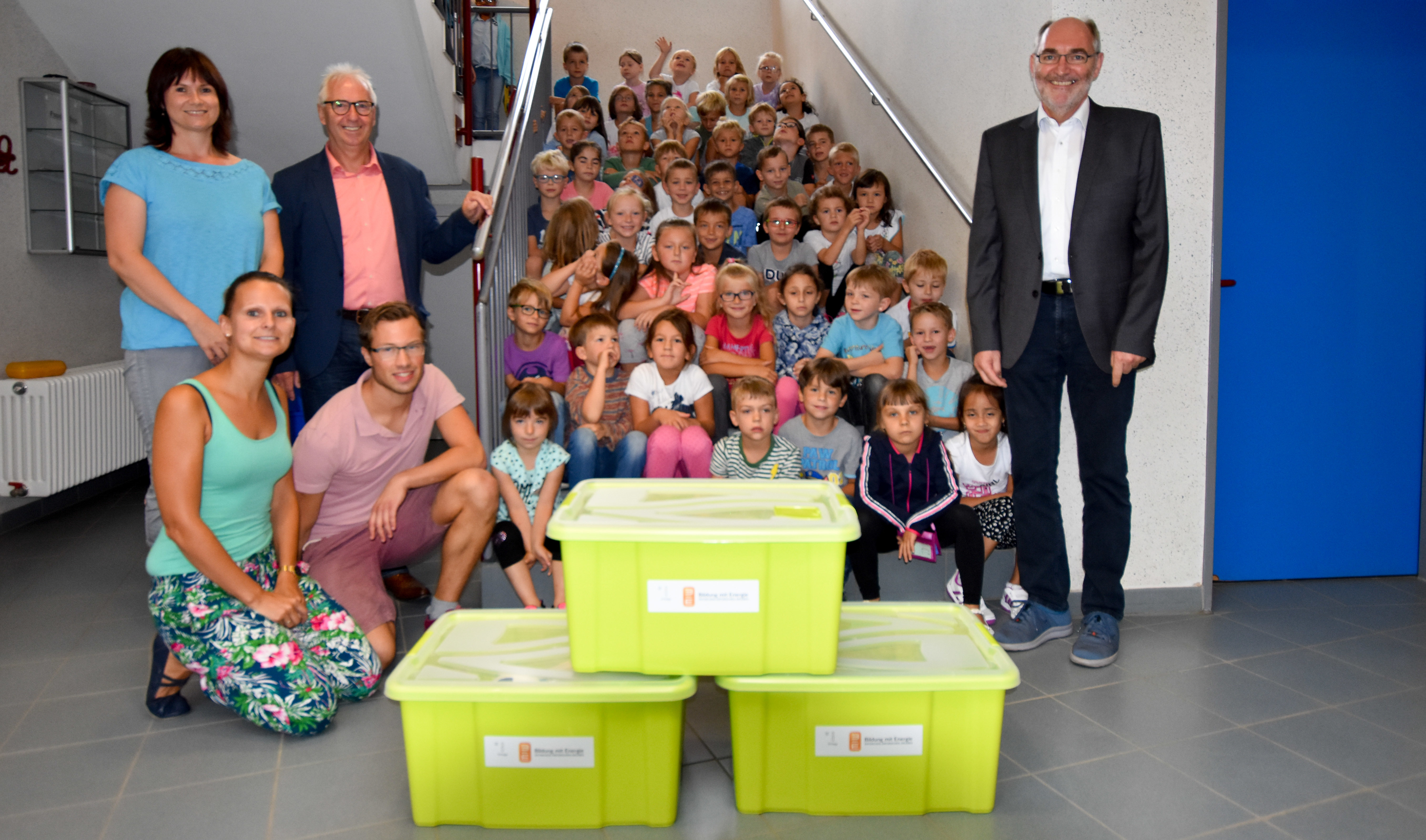 Gemeinsam mit Dietmar Kron (zweiter von links), dem Bürgermeister der Verbandsgemeinde Meisenheim, und den Klassenlehrern überraschte innogy-Kommunalbetreuer Friedrich Reinhardt (rechts) die Abc-Schützen mit drei Bewegungspaketen. Foto:ps