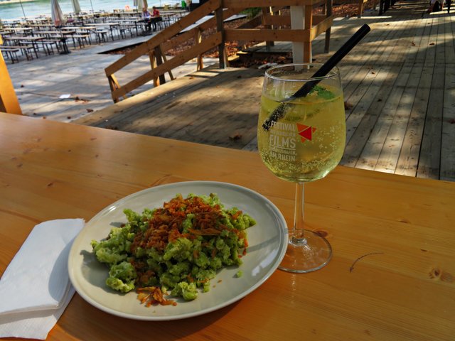 Das Leben ist schön ... mit Hugo und Spinatspätzle | Foto: Brigitte Melder