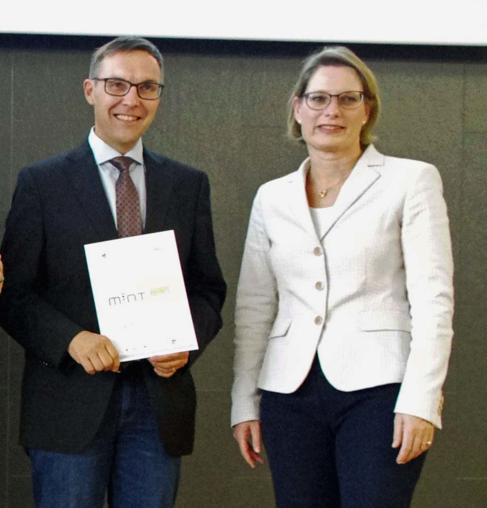 Stefan Weber, der Schulleiter des Veldenz Gymnasiums zusammen mit der rheinland-pfälzischen Bildungsministerin Dr. Stefanie Hubig bei der Preisverleihung. Foto: MINT Zukunft