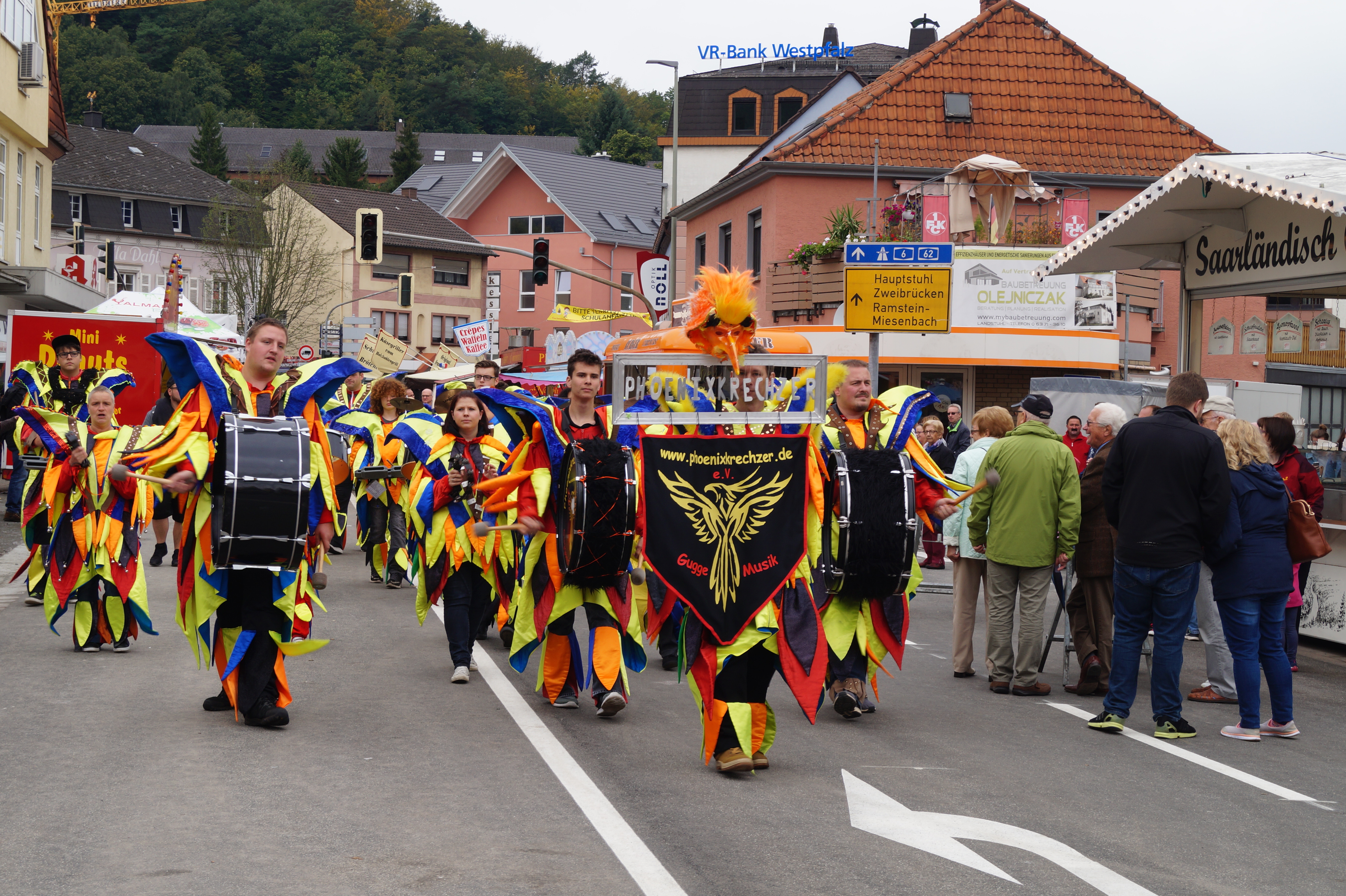 Wo sonst Autos fahren, wird es bunt in Landstuhls Straßen, zum Beispiel mit musikalischer Unterhaltung der Phoenixkrechzer