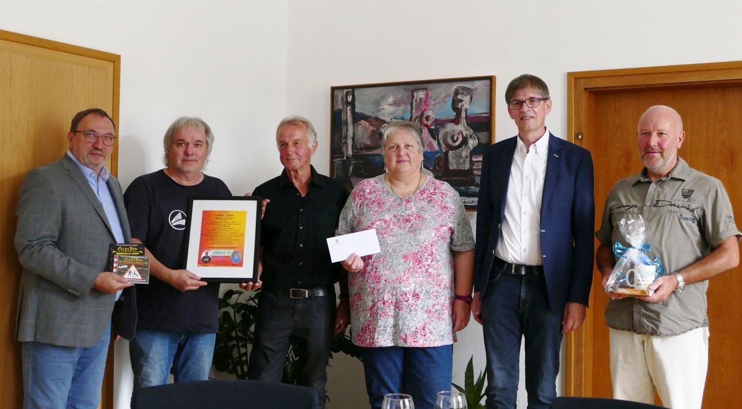Landrat Otto Rubly, Achim Pauli, Wolfgang Gerner, Michaela Groß, Boris Bohr und Michael Volle (von links) bei der Spendenübergabe. Foto: PS