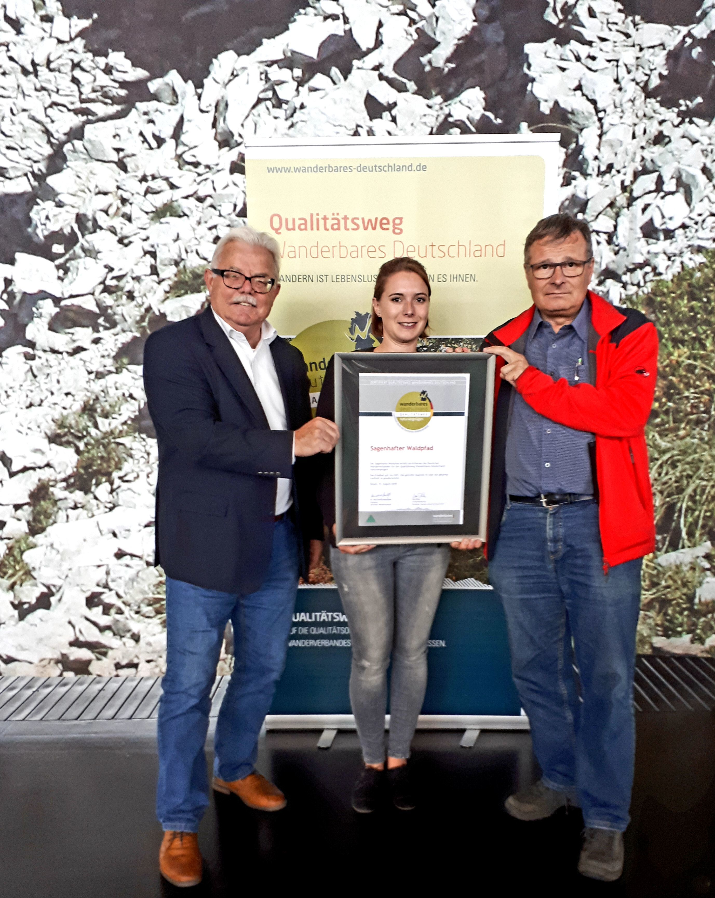 Der erste Beigeordnete der Verbandsgemeinde Bruchmühlbach-Miesau Bernhard Hirsch, Anja Zwick (Tourismus) und Wegescout Jürgen Wachowski ( Deutscher Wanderverband) freuen sich über die Zertifizierung Foto: VGV