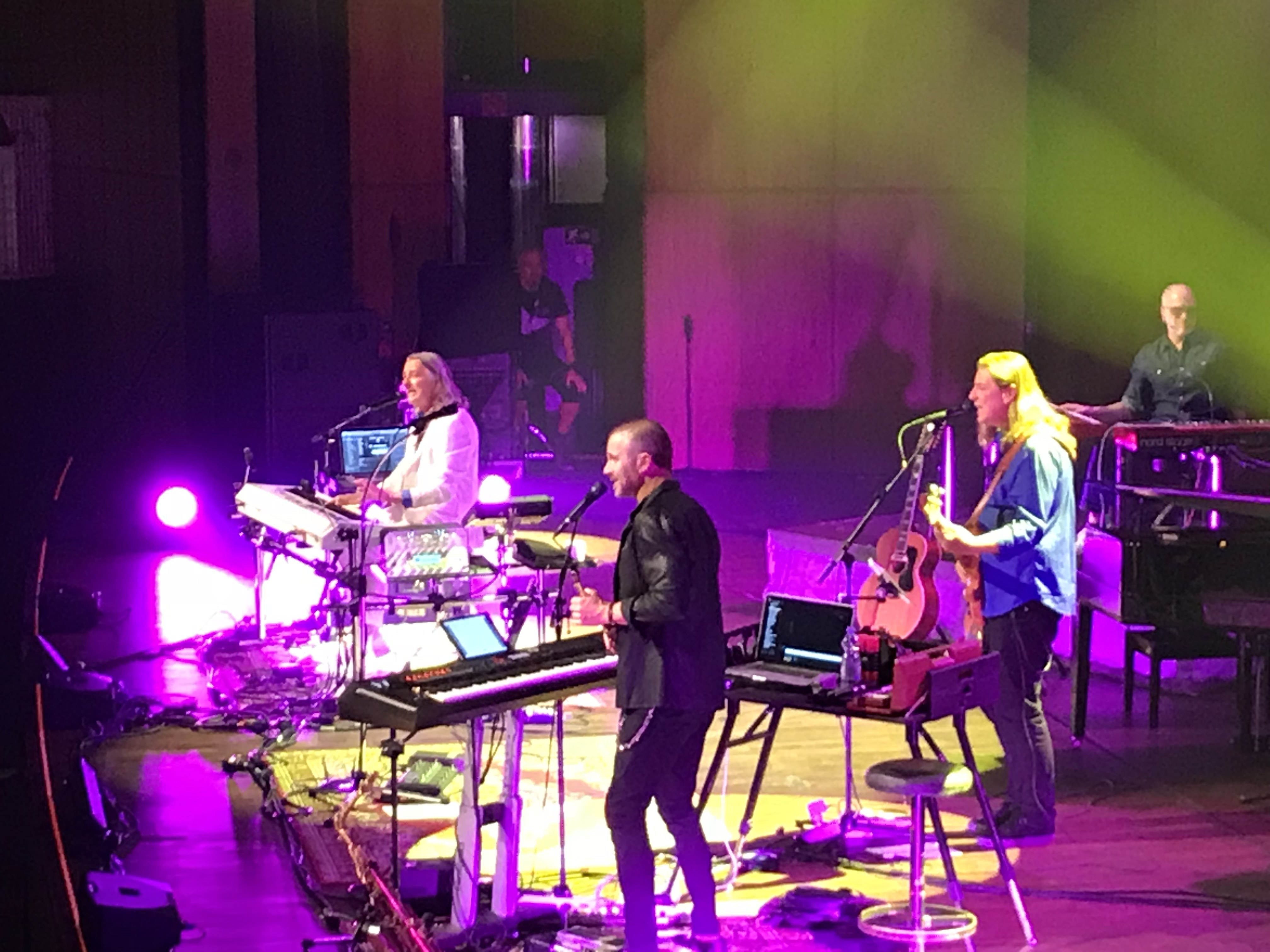 Grandios wie eh und je: Roger Hodgson (hinten links) und seine Mitstreiter boten den Besuchern eine großartige musikalische Zeitreise. foto: engelhardt