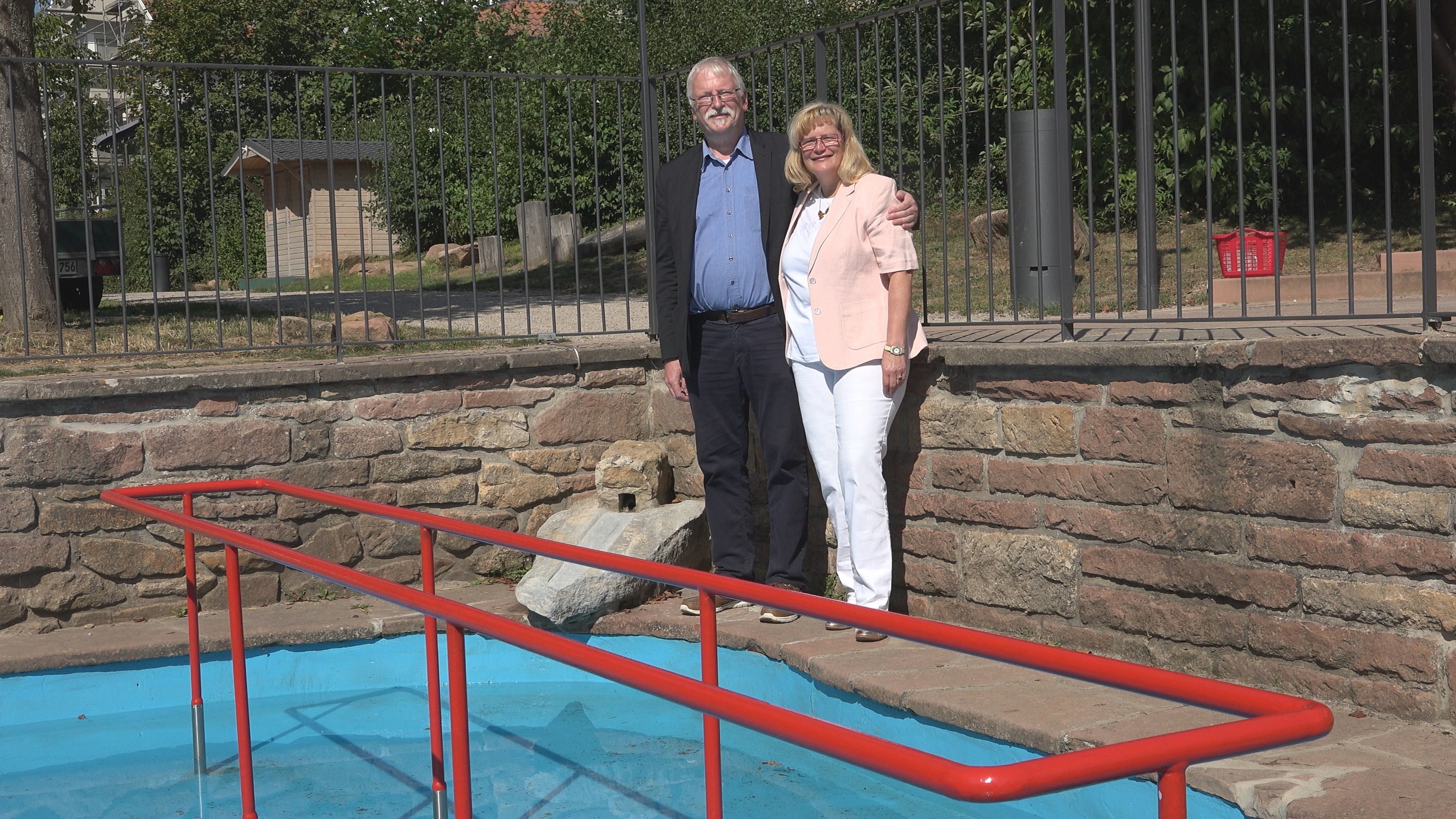 Kneippvereinsvorsitzende Brigitte Poth und Bürgermeister Ludwig Lintz nahmen die Kneipp-Anlage am Triefenbach wieder in Betrieb.